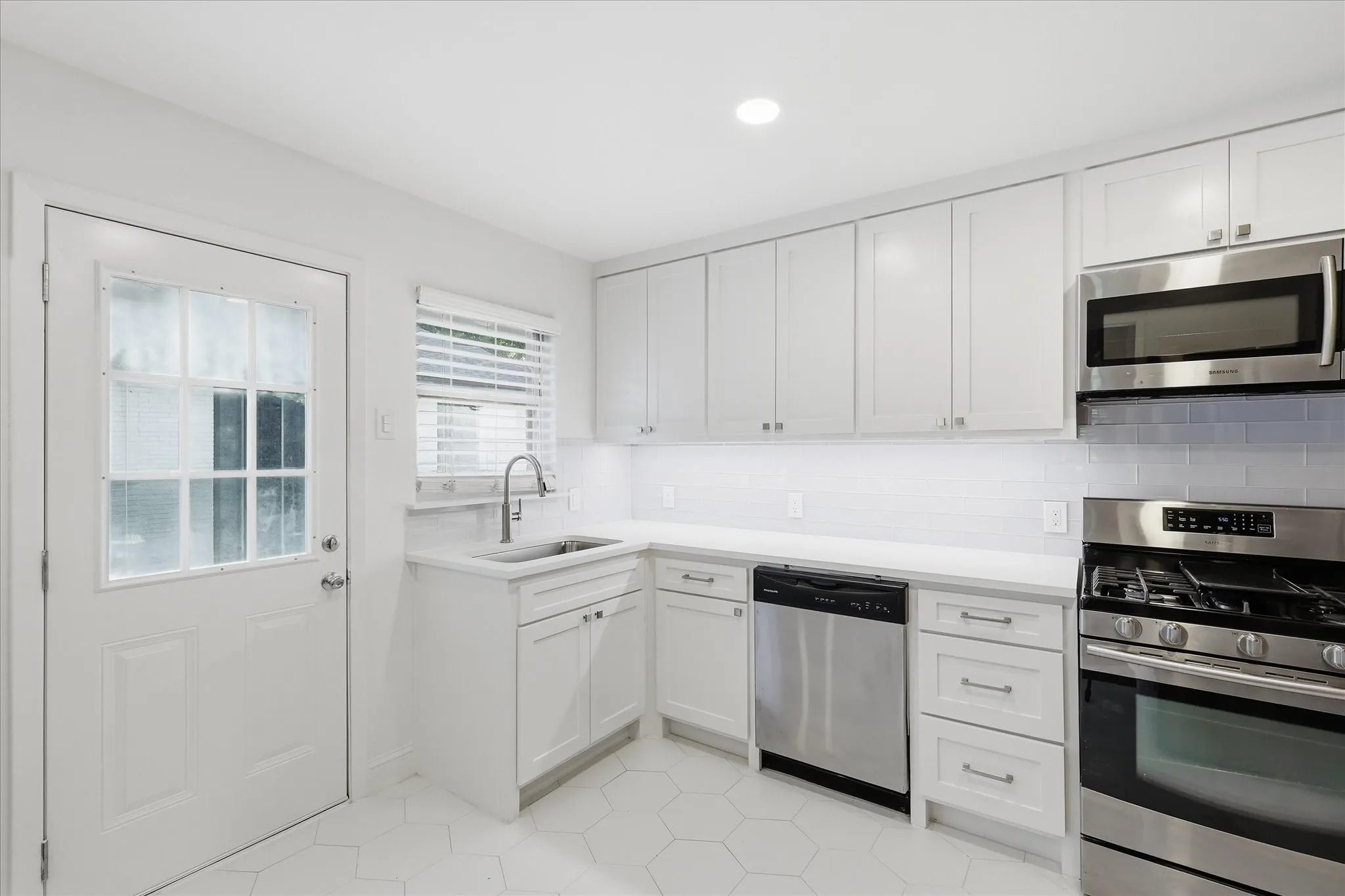 Duplex For Rent in Dallas County , 6607 E Mockingbird Lane, Dallas, Texas 75214, 2 Bedroom, 1 Bathroom, 2 Garage spaces, 847 Sqft, built in 1954, mls#21305141, Real Estate Agent in Dallas, Homes For Rent in Dallas county, Homes For Rent in Dallas, Realtor in Dallas Texas, Real Estate Brokerage Independent Realty Texas, Luminita Cordes Realtor