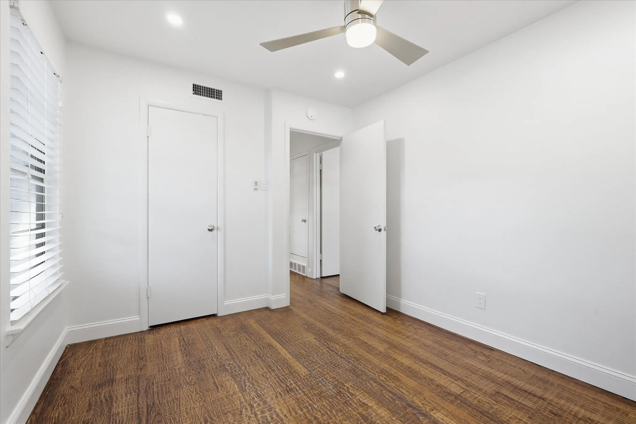Duplex For Rent in Dallas County , 6607 E Mockingbird Lane, Dallas, Texas 75214, 2 Bedroom, 1 Bathroom, 2 Garage spaces, 847 Sqft, built in 1954, mls#21305141, Real Estate Agent in Dallas, Homes For Rent in Dallas county, Homes For Rent in Dallas, Realtor in Dallas Texas, Real Estate Brokerage Independent Realty Texas, Luminita Cordes Realtor