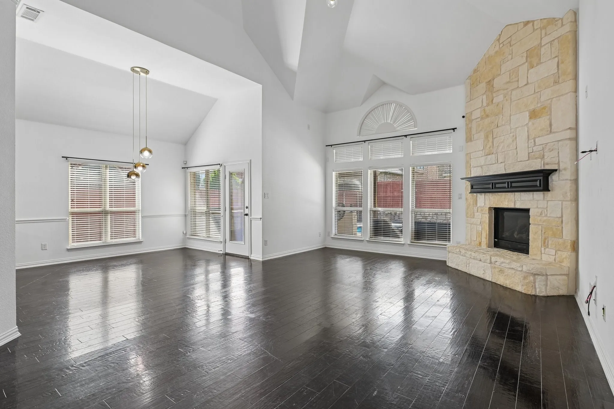 Single Family Residence For Sale in Denton County , 720 Yarrow Street, Little Elm, Texas 75068, 6 Bedroom, 4 Bathroom, 2 Garage spaces, 4,287 Sqft, built in 2016, mls#21304047, Real Estate Agent in Little Elm, Homes For Sale in Denton county, Homes For Sale in Little Elm, Realtor in Little Elm Texas, Real Estate Brokerage Independent Realty Texas, Luminita Cordes Realtor