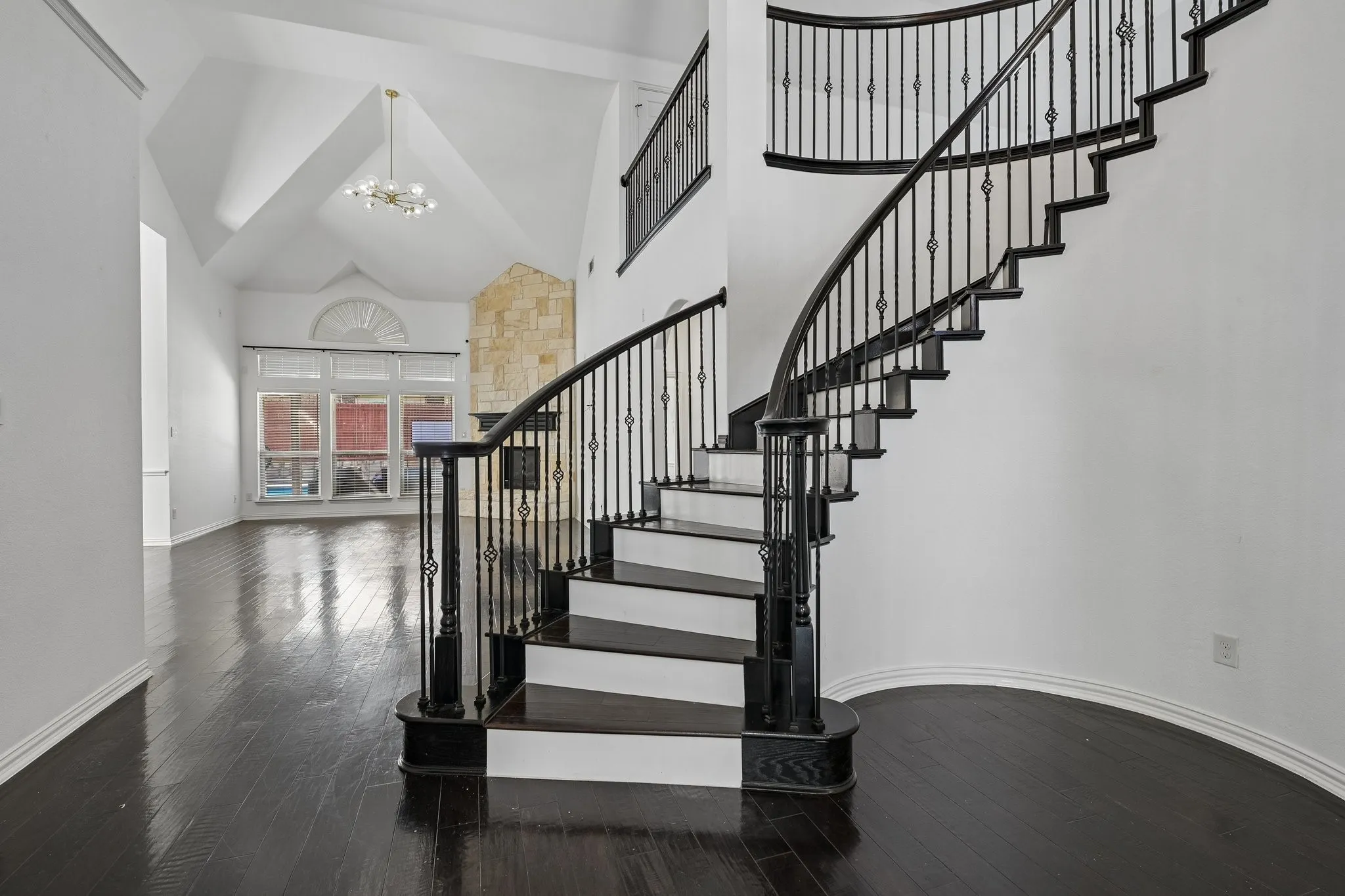 Single Family Residence For Sale in Denton County , 720 Yarrow Street, Little Elm, Texas 75068, 6 Bedroom, 4 Bathroom, 2 Garage spaces, 4,287 Sqft, built in 2016, mls#21304047, Real Estate Agent in Little Elm, Homes For Sale in Denton county, Homes For Sale in Little Elm, Realtor in Little Elm Texas, Real Estate Brokerage Independent Realty Texas, Luminita Cordes Realtor