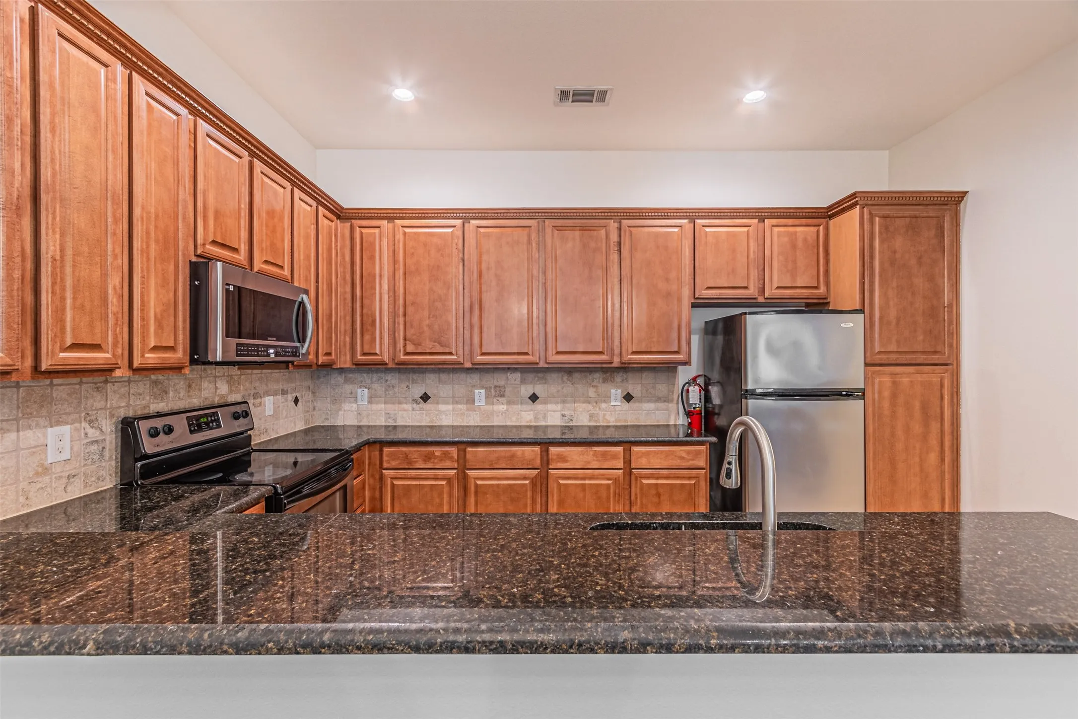Townhouse For Rent in Dallas County , 2316 Stutz Drive A, Dallas, Texas 75235, 2 Bedroom, 3 Bathroom, 2 Garage spaces, 1,862 Sqft, built in 2006, mls#21305172, Real Estate Agent in Dallas, Homes For Rent in Dallas county, Homes For Rent in Dallas, Realtor in Dallas Texas, Real Estate Brokerage Independent Realty Texas, Luminita Cordes Realtor