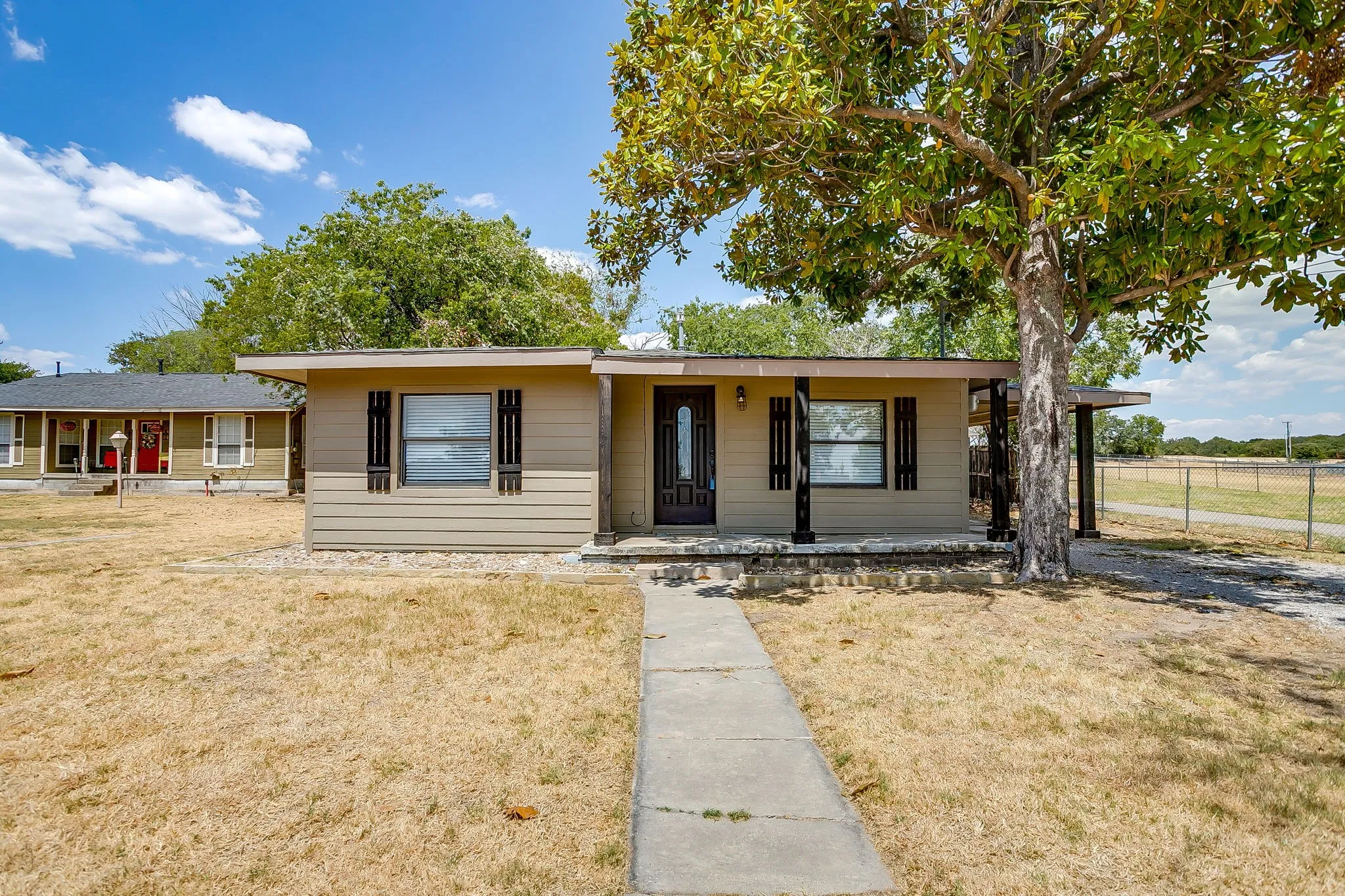 Single Family Residence For Sale in Parker County , 913 Jameson Street, Weatherford, Texas 76086, 2 Bedroom, 1 Bathroom, Garage spaces, 873 Sqft, built in 1950, mls#21305104, Real Estate Agent in Weatherford, Homes For Sale in Parker county, Homes For Sale in Weatherford, Realtor in Weatherford Texas, Real Estate Brokerage Independent Realty Texas, Luminita Cordes Realtor