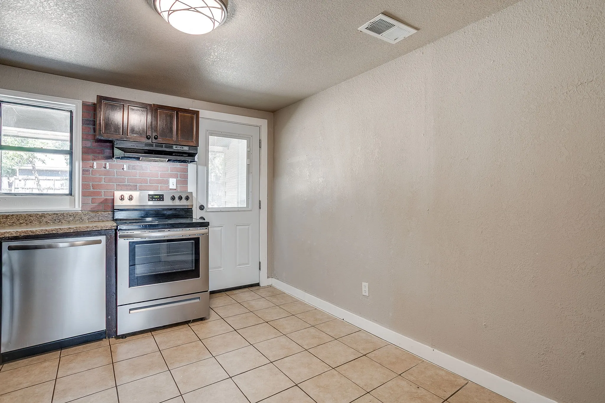 Single Family Residence For Sale in Parker County , 913 Jameson Street, Weatherford, Texas 76086, 2 Bedroom, 1 Bathroom, Garage spaces, 873 Sqft, built in 1950, mls#21305104, Real Estate Agent in Weatherford, Homes For Sale in Parker county, Homes For Sale in Weatherford, Realtor in Weatherford Texas, Real Estate Brokerage Independent Realty Texas, Luminita Cordes Realtor