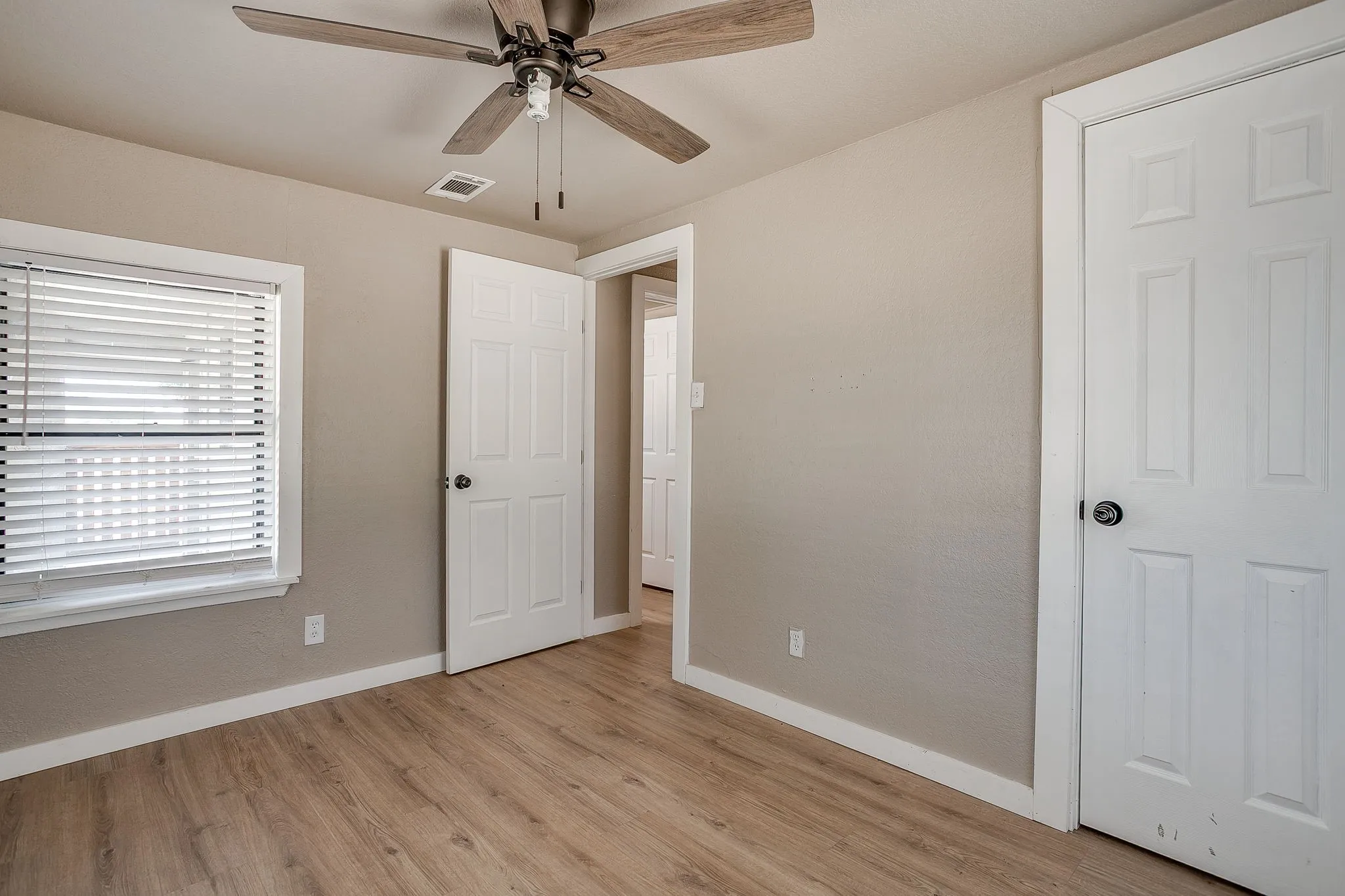 Single Family Residence For Sale in Parker County , 913 Jameson Street, Weatherford, Texas 76086, 2 Bedroom, 1 Bathroom, Garage spaces, 873 Sqft, built in 1950, mls#21305104, Real Estate Agent in Weatherford, Homes For Sale in Parker county, Homes For Sale in Weatherford, Realtor in Weatherford Texas, Real Estate Brokerage Independent Realty Texas, Luminita Cordes Realtor
