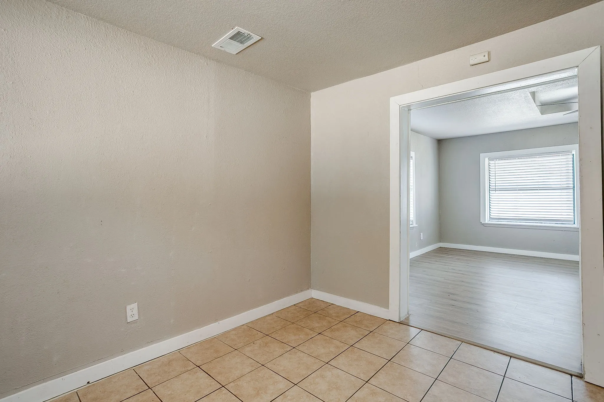 Single Family Residence For Sale in Parker County , 913 Jameson Street, Weatherford, Texas 76086, 2 Bedroom, 1 Bathroom, Garage spaces, 873 Sqft, built in 1950, mls#21305104, Real Estate Agent in Weatherford, Homes For Sale in Parker county, Homes For Sale in Weatherford, Realtor in Weatherford Texas, Real Estate Brokerage Independent Realty Texas, Luminita Cordes Realtor