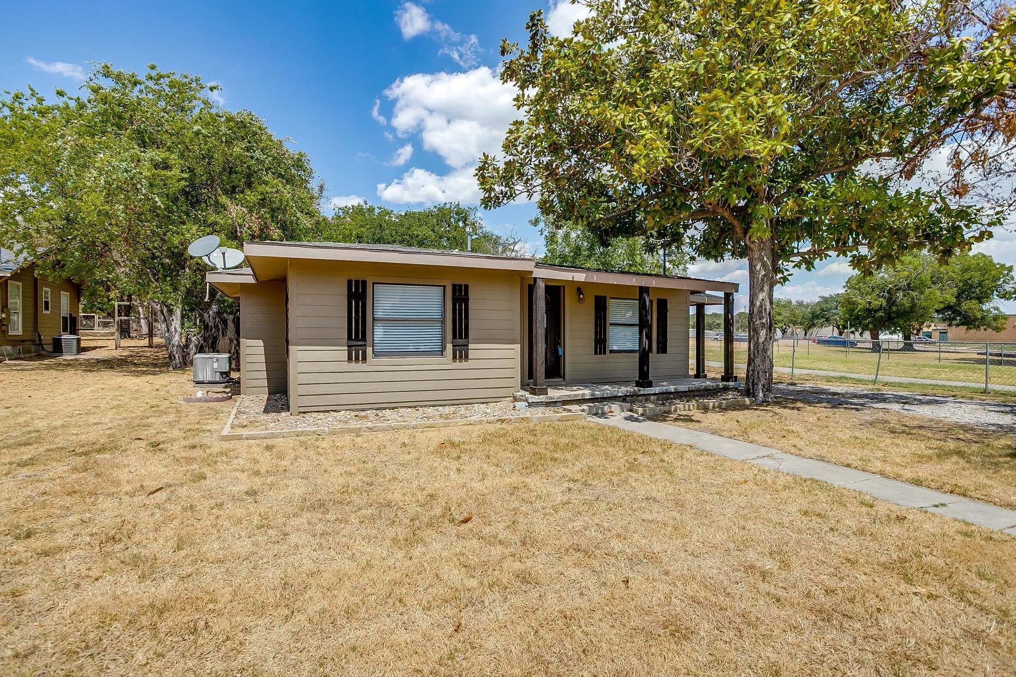 Single Family Residence For Sale in Parker County , 913 Jameson Street, Weatherford, Texas 76086, 2 Bedroom, 1 Bathroom, Garage spaces, 873 Sqft, built in 1950, mls#21305104, Real Estate Agent in Weatherford, Homes For Sale in Parker county, Homes For Sale in Weatherford, Realtor in Weatherford Texas, Real Estate Brokerage Independent Realty Texas, Luminita Cordes Realtor