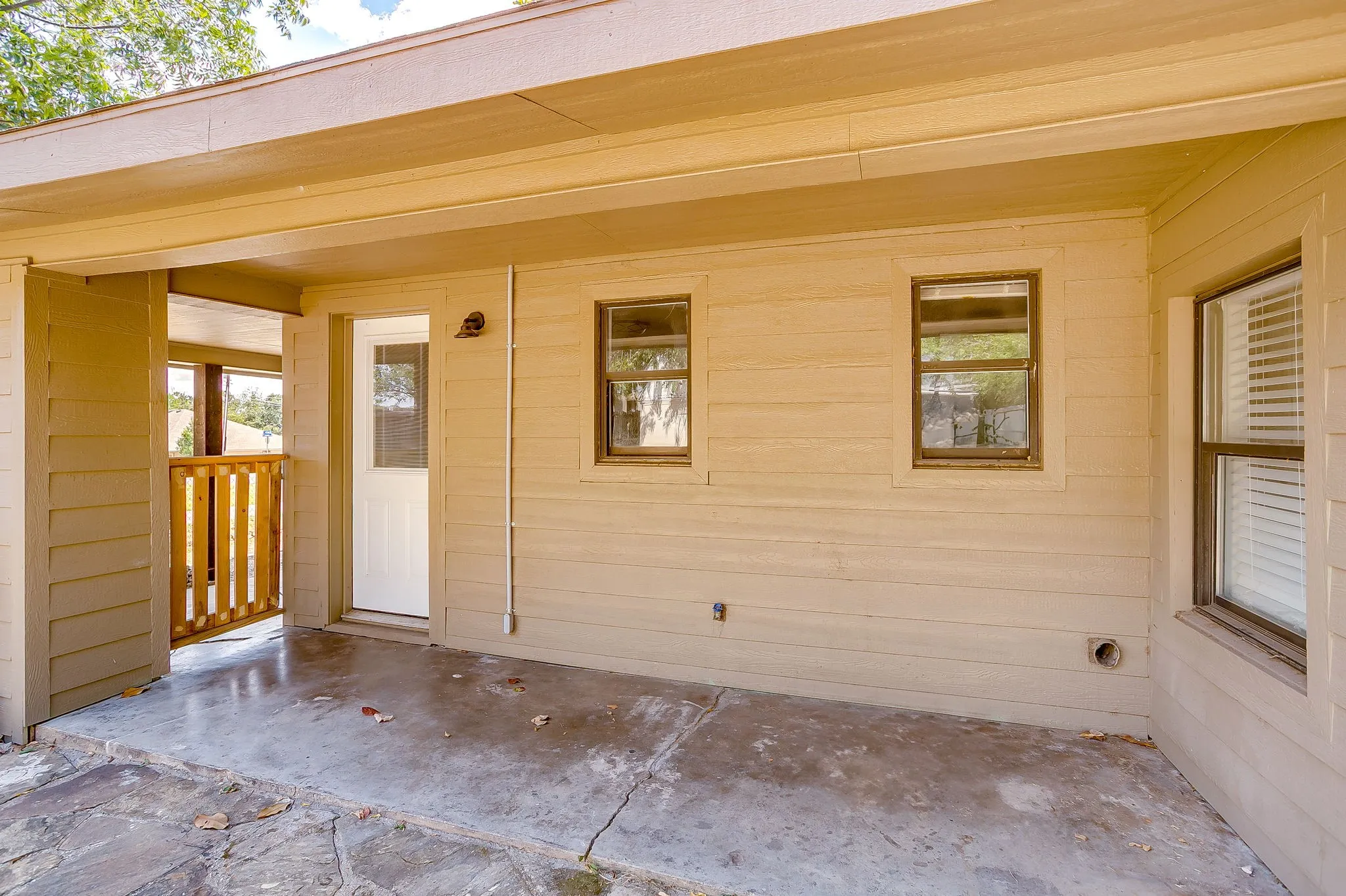Single Family Residence For Sale in Parker County , 913 Jameson Street, Weatherford, Texas 76086, 2 Bedroom, 1 Bathroom, Garage spaces, 873 Sqft, built in 1950, mls#21305104, Real Estate Agent in Weatherford, Homes For Sale in Parker county, Homes For Sale in Weatherford, Realtor in Weatherford Texas, Real Estate Brokerage Independent Realty Texas, Luminita Cordes Realtor