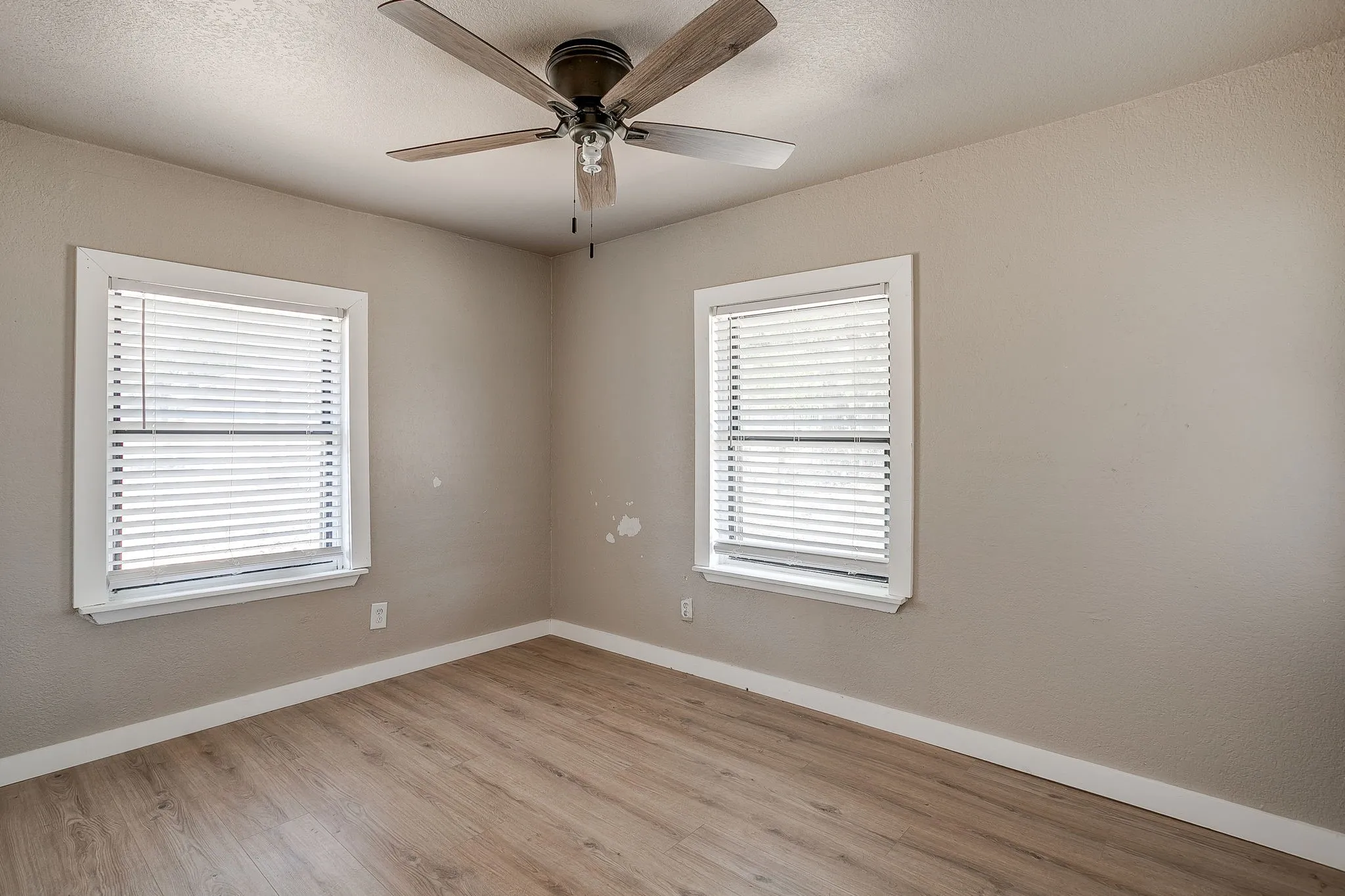 Single Family Residence For Sale in Parker County , 913 Jameson Street, Weatherford, Texas 76086, 2 Bedroom, 1 Bathroom, Garage spaces, 873 Sqft, built in 1950, mls#21305104, Real Estate Agent in Weatherford, Homes For Sale in Parker county, Homes For Sale in Weatherford, Realtor in Weatherford Texas, Real Estate Brokerage Independent Realty Texas, Luminita Cordes Realtor