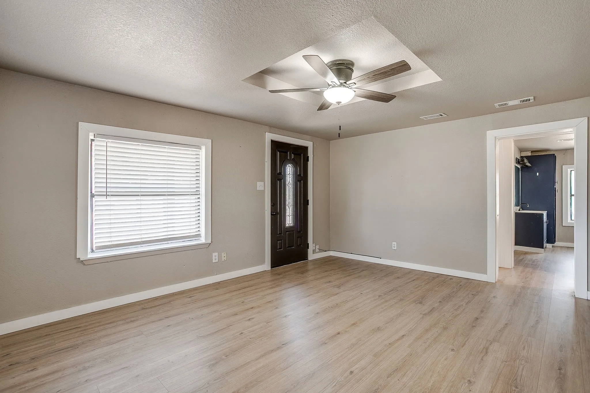 Single Family Residence For Sale in Parker County , 913 Jameson Street, Weatherford, Texas 76086, 2 Bedroom, 1 Bathroom, Garage spaces, 873 Sqft, built in 1950, mls#21305104, Real Estate Agent in Weatherford, Homes For Sale in Parker county, Homes For Sale in Weatherford, Realtor in Weatherford Texas, Real Estate Brokerage Independent Realty Texas, Luminita Cordes Realtor