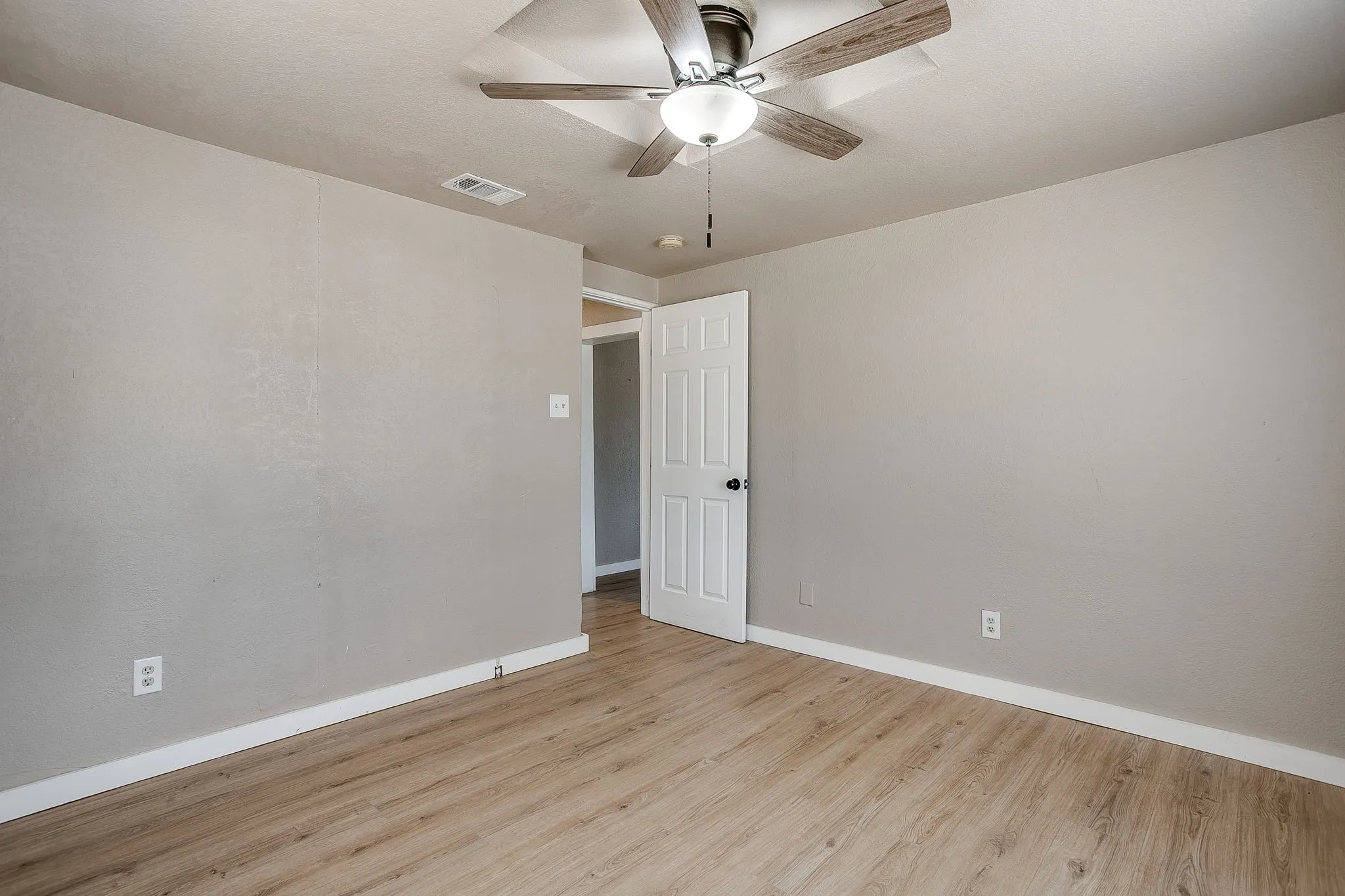 Single Family Residence For Sale in Parker County , 913 Jameson Street, Weatherford, Texas 76086, 2 Bedroom, 1 Bathroom, Garage spaces, 873 Sqft, built in 1950, mls#21305104, Real Estate Agent in Weatherford, Homes For Sale in Parker county, Homes For Sale in Weatherford, Realtor in Weatherford Texas, Real Estate Brokerage Independent Realty Texas, Luminita Cordes Realtor