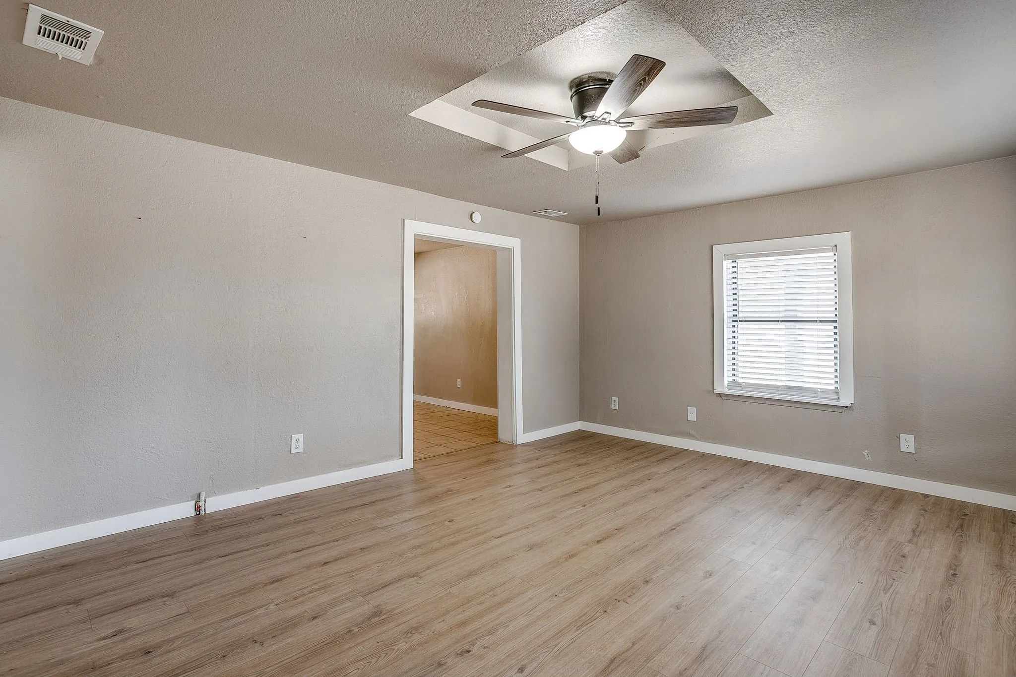 Single Family Residence For Sale in Parker County , 913 Jameson Street, Weatherford, Texas 76086, 2 Bedroom, 1 Bathroom, Garage spaces, 873 Sqft, built in 1950, mls#21305104, Real Estate Agent in Weatherford, Homes For Sale in Parker county, Homes For Sale in Weatherford, Realtor in Weatherford Texas, Real Estate Brokerage Independent Realty Texas, Luminita Cordes Realtor