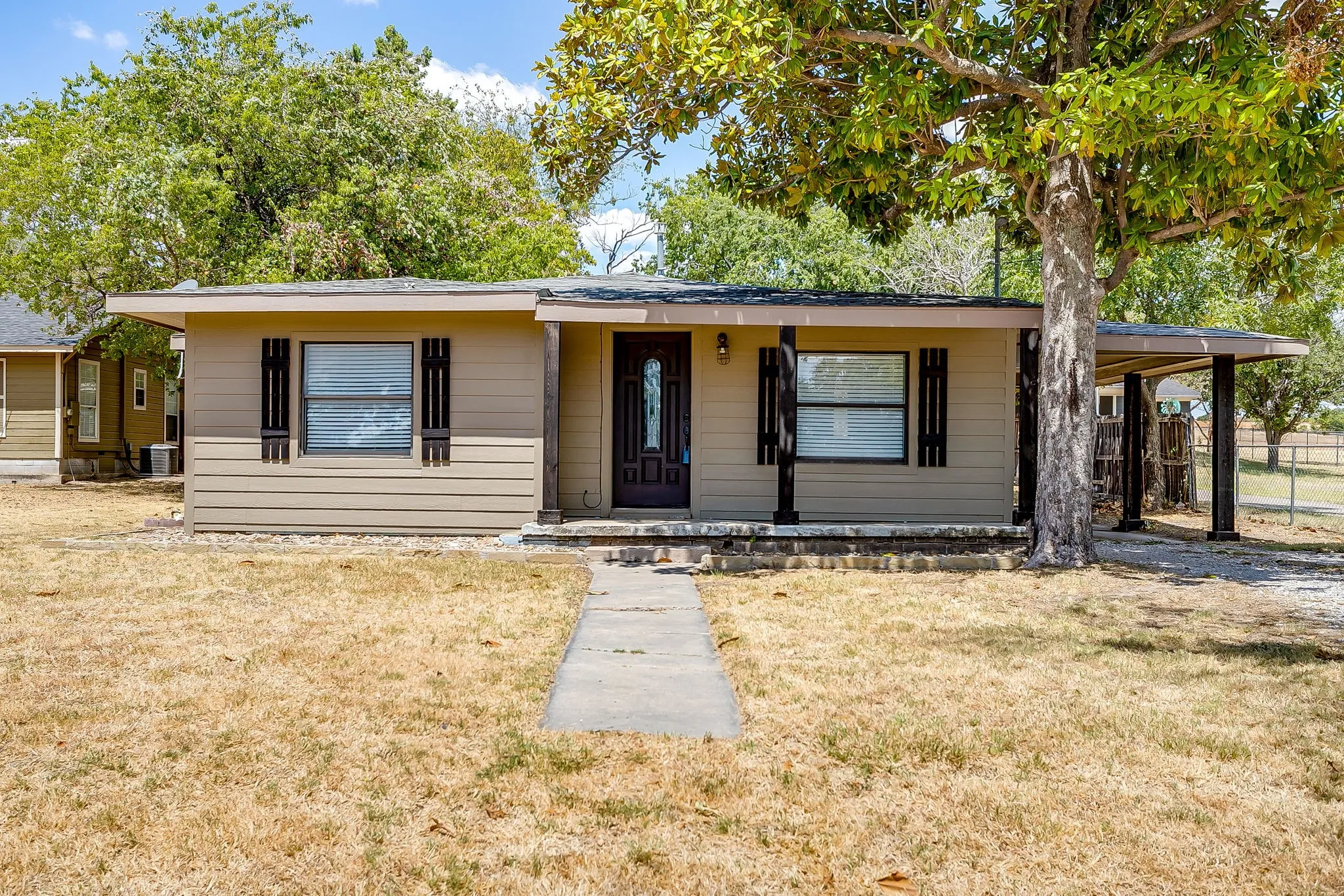 Single Family Residence For Sale in Parker County , 913 Jameson Street, Weatherford, Texas 76086, 2 Bedroom, 1 Bathroom, Garage spaces, 873 Sqft, built in 1950, mls#21305104, Real Estate Agent in Weatherford, Homes For Sale in Parker county, Homes For Sale in Weatherford, Realtor in Weatherford Texas, Real Estate Brokerage Independent Realty Texas, Luminita Cordes Realtor