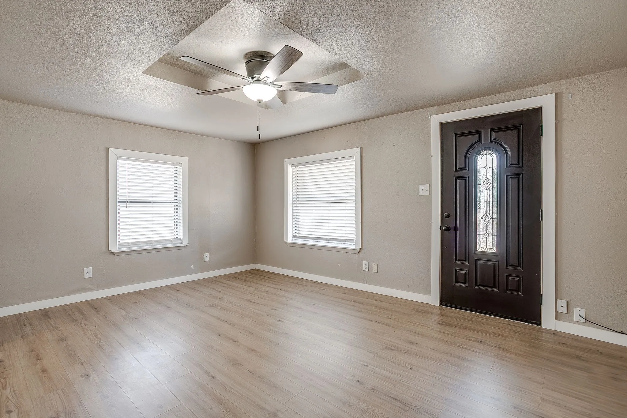Single Family Residence For Sale in Parker County , 913 Jameson Street, Weatherford, Texas 76086, 2 Bedroom, 1 Bathroom, Garage spaces, 873 Sqft, built in 1950, mls#21305104, Real Estate Agent in Weatherford, Homes For Sale in Parker county, Homes For Sale in Weatherford, Realtor in Weatherford Texas, Real Estate Brokerage Independent Realty Texas, Luminita Cordes Realtor