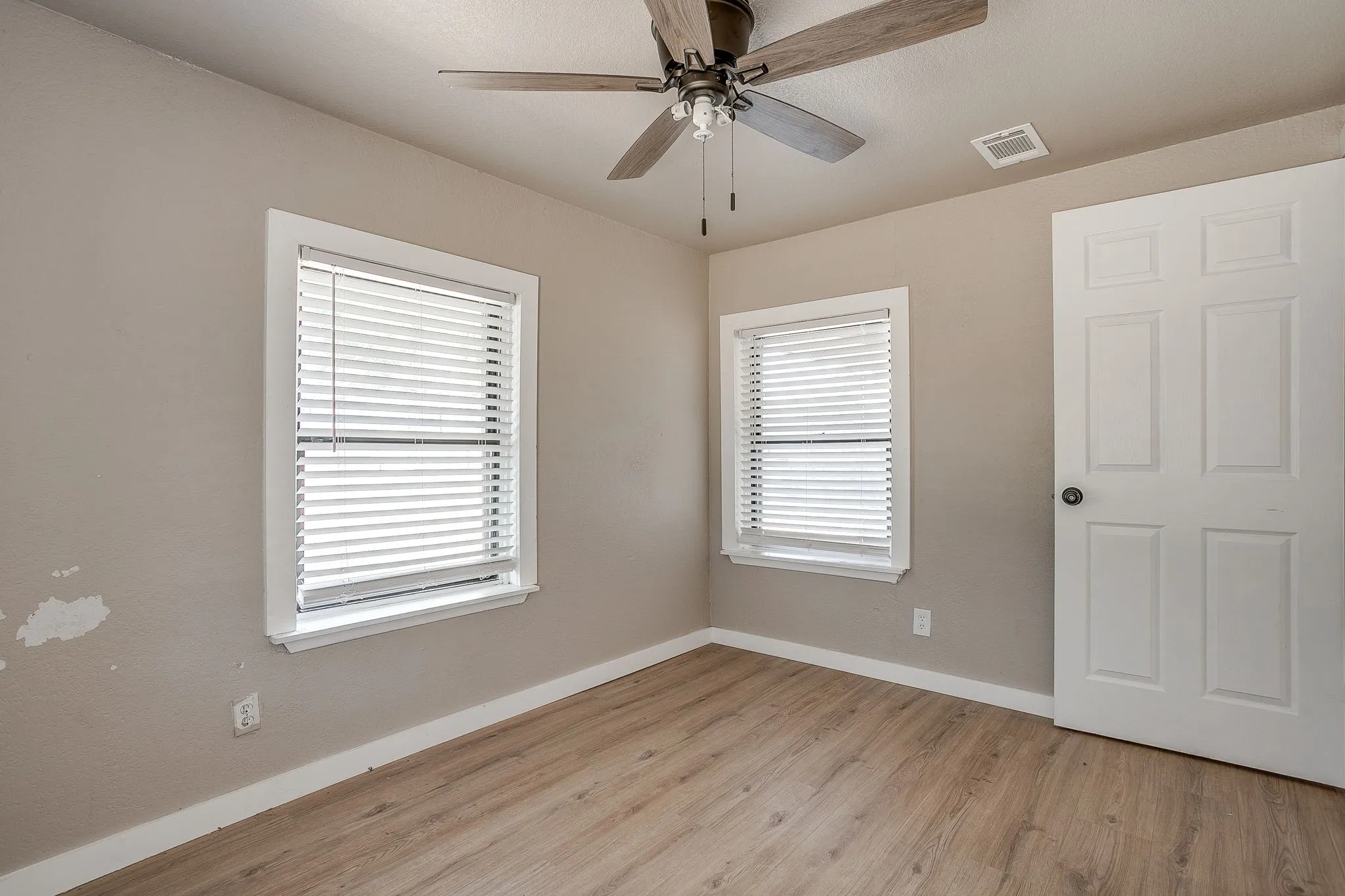 Single Family Residence For Sale in Parker County , 913 Jameson Street, Weatherford, Texas 76086, 2 Bedroom, 1 Bathroom, Garage spaces, 873 Sqft, built in 1950, mls#21305104, Real Estate Agent in Weatherford, Homes For Sale in Parker county, Homes For Sale in Weatherford, Realtor in Weatherford Texas, Real Estate Brokerage Independent Realty Texas, Luminita Cordes Realtor