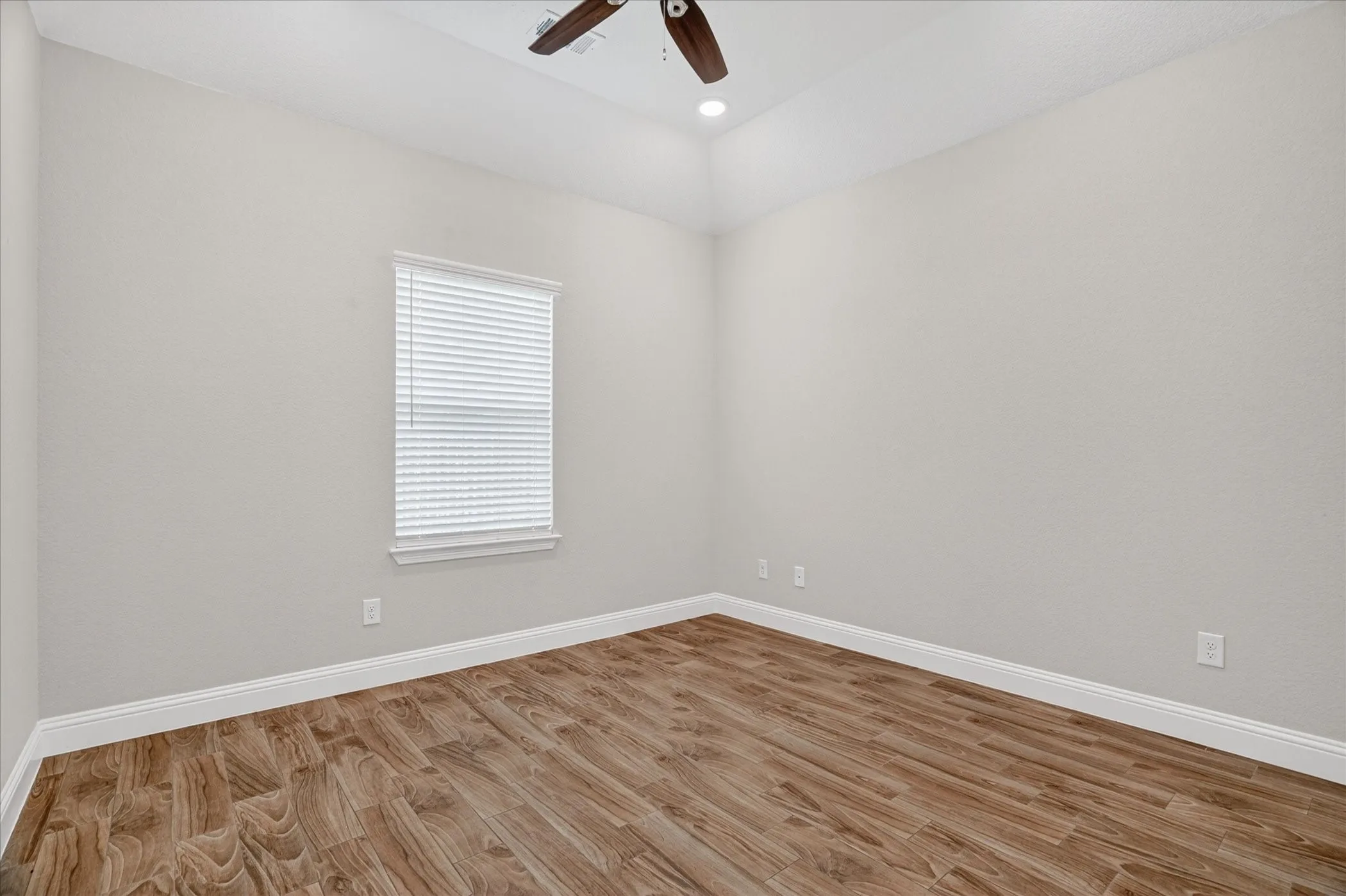 Single Family Residence For Sale in Hood County , 5503 Firewood Trail, Granbury, Texas 76048, 3 Bedroom, 3 Bathroom, 2 Garage spaces, 1,787 Sqft, built in 2021, mls#21303837, Real Estate Agent in Granbury, Homes For Sale in Hood county, Homes For Sale in Granbury, Realtor in Granbury Texas, Real Estate Brokerage Independent Realty Texas, Luminita Cordes Realtor