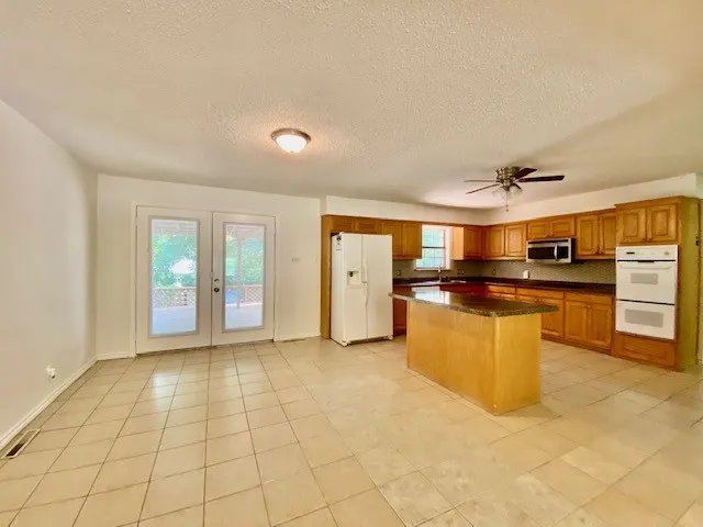 Single Family Residence For Rent in Dallas County , 2125 Forest Oaks Drive, Dallas, Texas 75228, 3 Bedroom, 3 Bathroom, Garage spaces, 1,868 Sqft, built in 1955, mls#21305229, Real Estate Agent in Dallas, Homes For Rent in Dallas county, Homes For Rent in Dallas, Realtor in Dallas Texas, Real Estate Brokerage Independent Realty Texas, Luminita Cordes Realtor