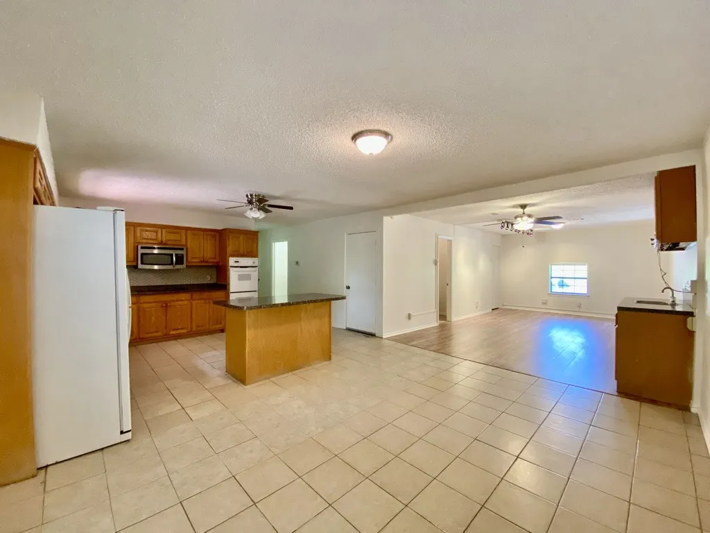 Single Family Residence For Rent in Dallas County , 2125 Forest Oaks Drive, Dallas, Texas 75228, 3 Bedroom, 3 Bathroom, Garage spaces, 1,868 Sqft, built in 1955, mls#21305229, Real Estate Agent in Dallas, Homes For Rent in Dallas county, Homes For Rent in Dallas, Realtor in Dallas Texas, Real Estate Brokerage Independent Realty Texas, Luminita Cordes Realtor