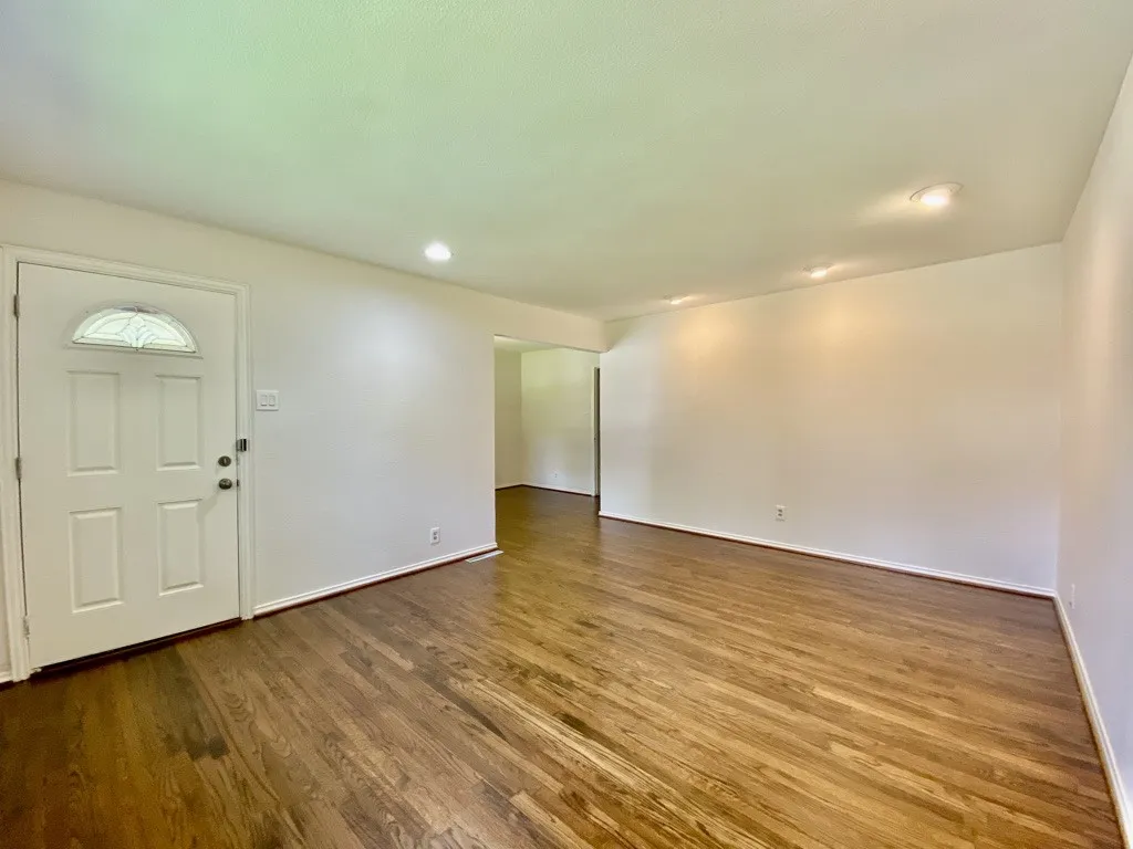 Single Family Residence For Rent in Dallas County , 2125 Forest Oaks Drive, Dallas, Texas 75228, 3 Bedroom, 3 Bathroom, Garage spaces, 1,868 Sqft, built in 1955, mls#21305229, Real Estate Agent in Dallas, Homes For Rent in Dallas county, Homes For Rent in Dallas, Realtor in Dallas Texas, Real Estate Brokerage Independent Realty Texas, Luminita Cordes Realtor