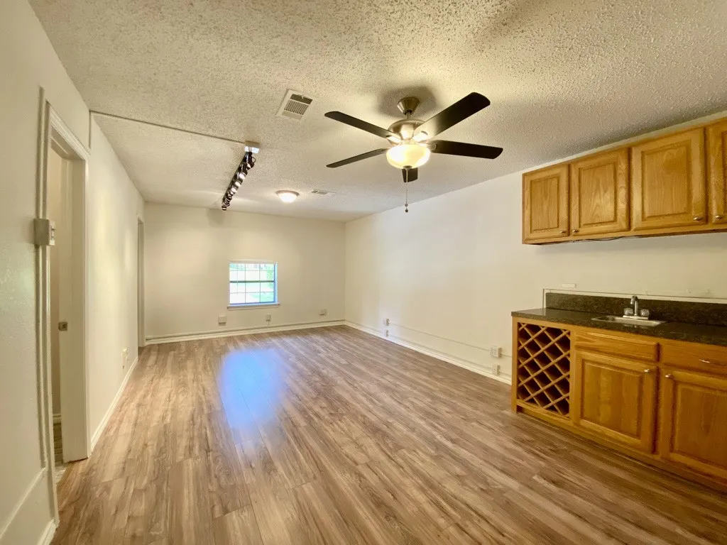 Single Family Residence For Rent in Dallas County , 2125 Forest Oaks Drive, Dallas, Texas 75228, 3 Bedroom, 3 Bathroom, Garage spaces, 1,868 Sqft, built in 1955, mls#21305229, Real Estate Agent in Dallas, Homes For Rent in Dallas county, Homes For Rent in Dallas, Realtor in Dallas Texas, Real Estate Brokerage Independent Realty Texas, Luminita Cordes Realtor