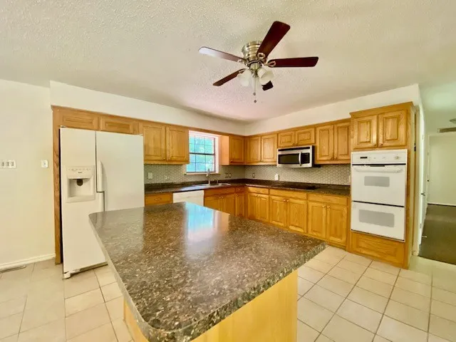 Single Family Residence For Rent in Dallas County , 2125 Forest Oaks Drive, Dallas, Texas 75228, 3 Bedroom, 3 Bathroom, Garage spaces, 1,868 Sqft, built in 1955, mls#21305229, Real Estate Agent in Dallas, Homes For Rent in Dallas county, Homes For Rent in Dallas, Realtor in Dallas Texas, Real Estate Brokerage Independent Realty Texas, Luminita Cordes Realtor