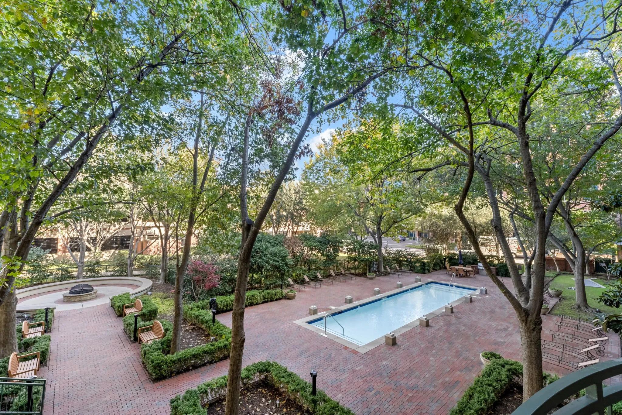 The courtyard is well shaded and creates a nice sanctuary from the hustle and bustle of "The Circle".