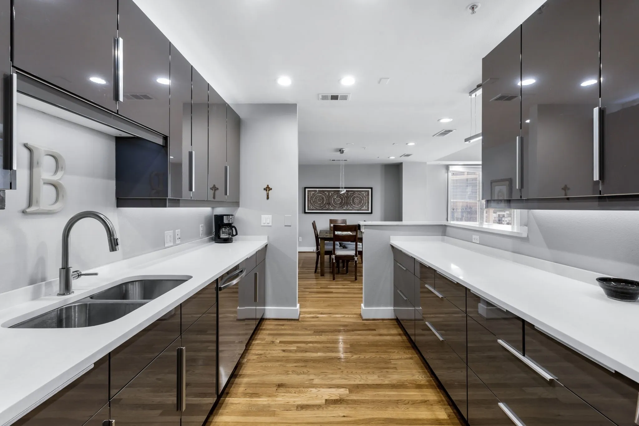 Condominium For Sale in Dallas County , 5055 Addison Circle 731, Addison, Texas 75001, 2 Bedroom, 2 Bathroom, 2 Garage spaces, 1,912 Sqft, built in 2000, mls#21303931, Real Estate Agent in Addison, Homes For Sale in Dallas county, Homes For Sale in Addison, Realtor in Addison Texas, Real Estate Brokerage Independent Realty Texas, Luminita Cordes Realtor