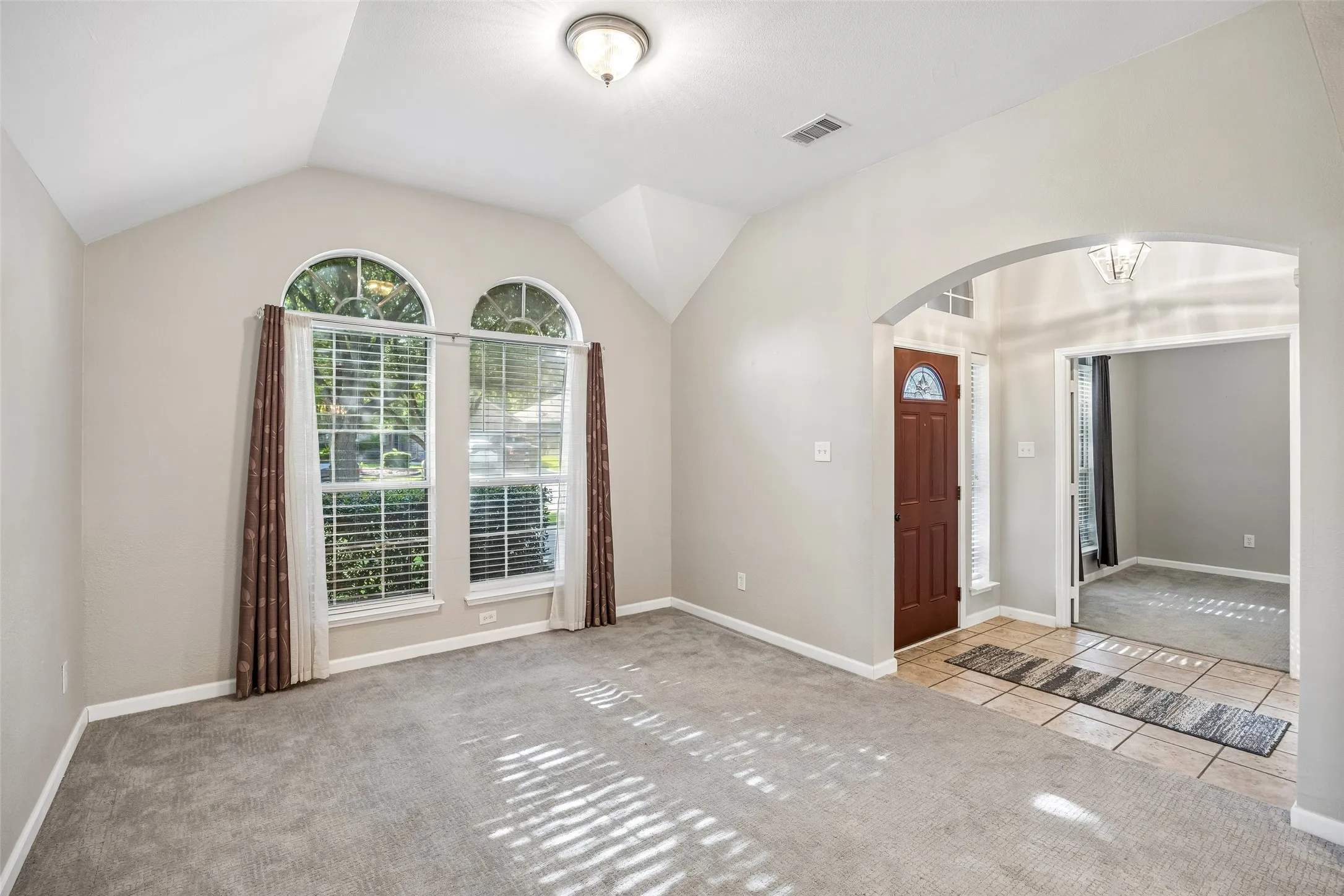 Single Family Residence For Sale in Tarrant County , 949 Chestnut Lane, Saginaw, Texas 76179, 4 Bedroom, 3 Bathroom, 2 Garage spaces, 2,796 Sqft, built in 2004, mls#21305236, Real Estate Agent in Saginaw, Homes For Sale in Tarrant county, Homes For Sale in Saginaw, Realtor in Saginaw Texas, Real Estate Brokerage Independent Realty Texas, Luminita Cordes Realtor