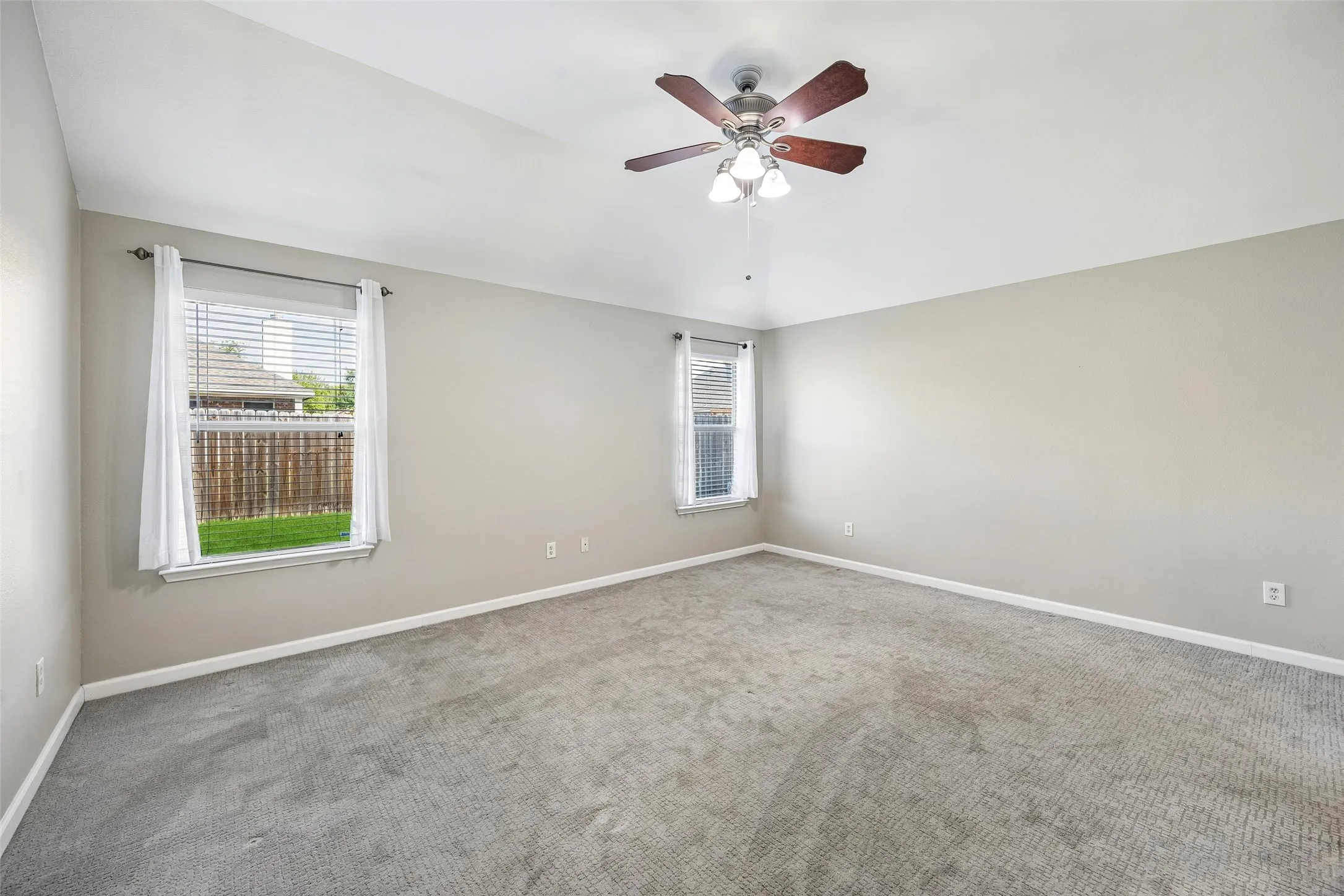 Single Family Residence For Sale in Tarrant County , 949 Chestnut Lane, Saginaw, Texas 76179, 4 Bedroom, 3 Bathroom, 2 Garage spaces, 2,796 Sqft, built in 2004, mls#21305236, Real Estate Agent in Saginaw, Homes For Sale in Tarrant county, Homes For Sale in Saginaw, Realtor in Saginaw Texas, Real Estate Brokerage Independent Realty Texas, Luminita Cordes Realtor