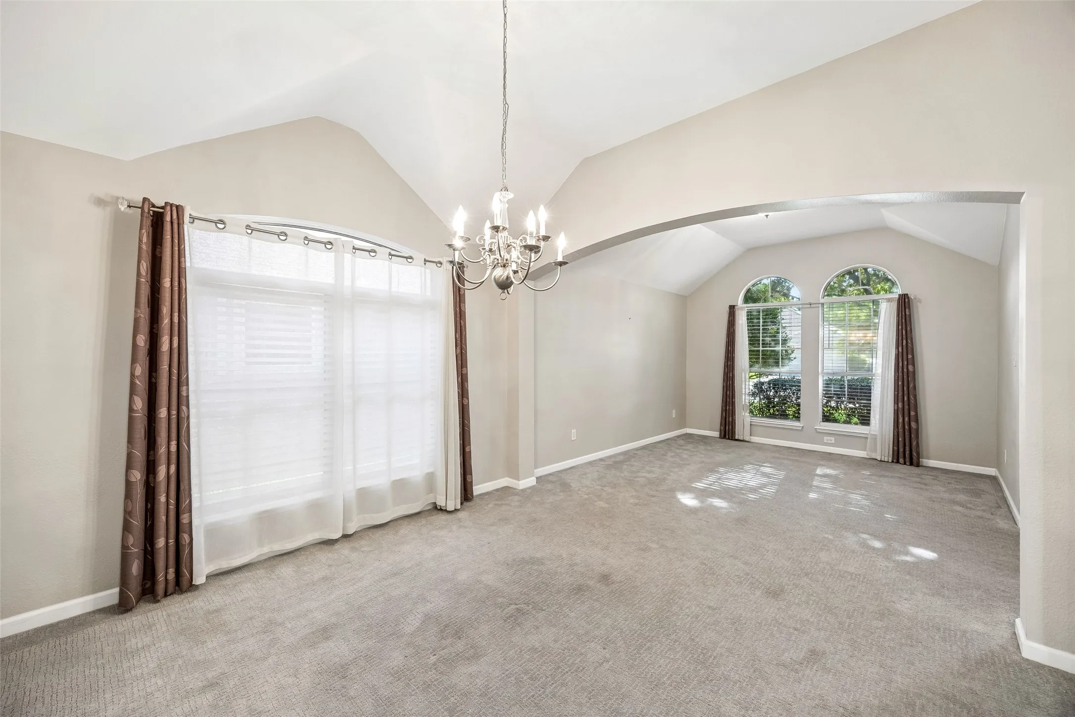 Single Family Residence For Sale in Tarrant County , 949 Chestnut Lane, Saginaw, Texas 76179, 4 Bedroom, 3 Bathroom, 2 Garage spaces, 2,796 Sqft, built in 2004, mls#21305236, Real Estate Agent in Saginaw, Homes For Sale in Tarrant county, Homes For Sale in Saginaw, Realtor in Saginaw Texas, Real Estate Brokerage Independent Realty Texas, Luminita Cordes Realtor