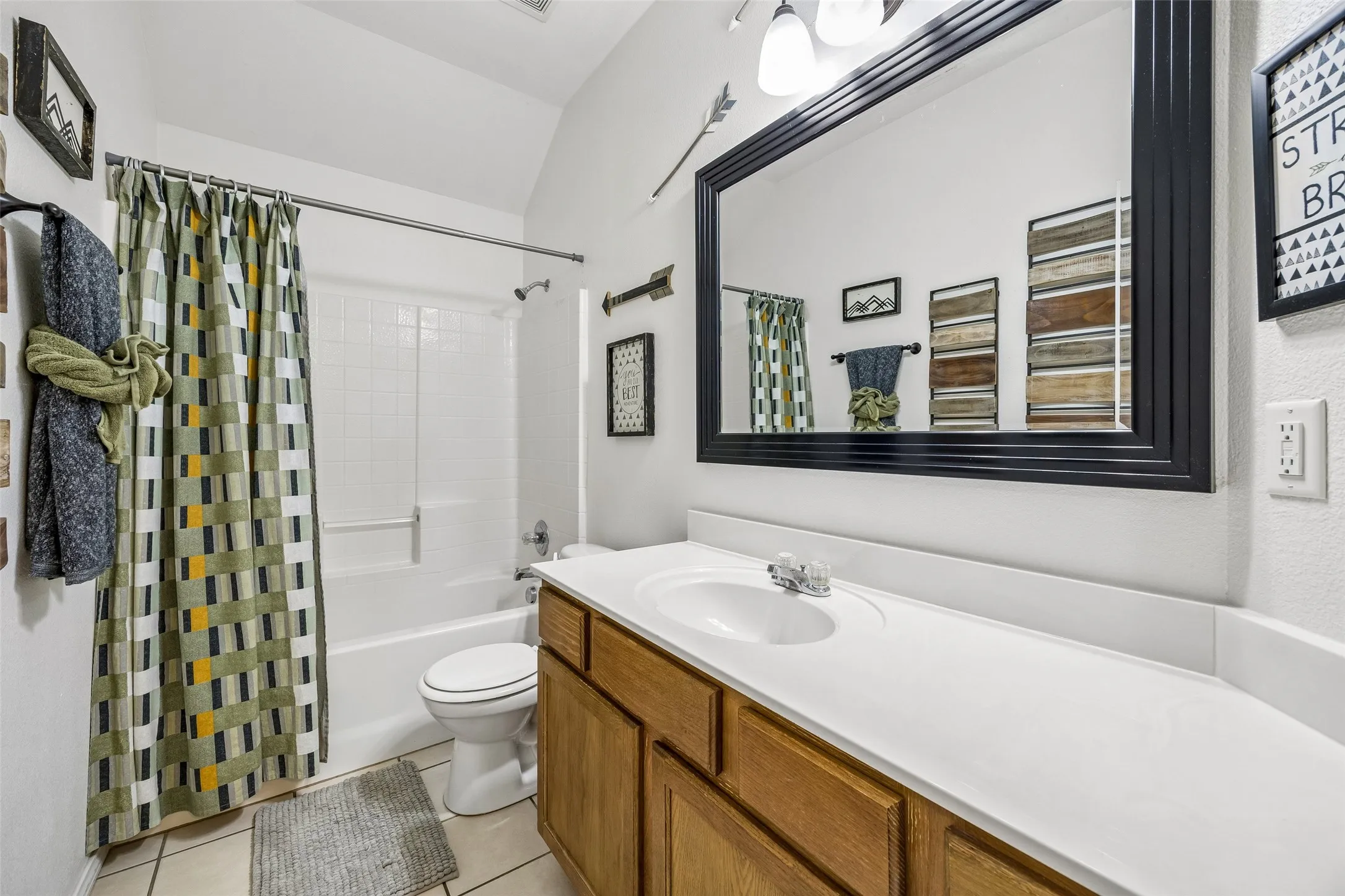 Single Family Residence For Sale in Tarrant County , 949 Chestnut Lane, Saginaw, Texas 76179, 4 Bedroom, 3 Bathroom, 2 Garage spaces, 2,796 Sqft, built in 2004, mls#21305236, Real Estate Agent in Saginaw, Homes For Sale in Tarrant county, Homes For Sale in Saginaw, Realtor in Saginaw Texas, Real Estate Brokerage Independent Realty Texas, Luminita Cordes Realtor