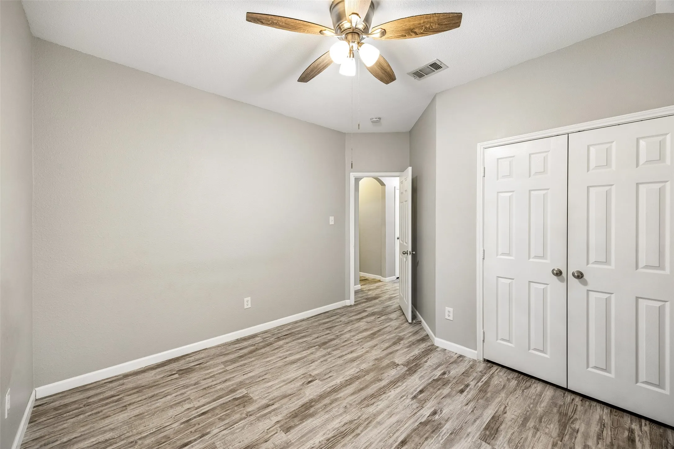 Single Family Residence For Sale in Tarrant County , 949 Chestnut Lane, Saginaw, Texas 76179, 4 Bedroom, 3 Bathroom, 2 Garage spaces, 2,796 Sqft, built in 2004, mls#21305236, Real Estate Agent in Saginaw, Homes For Sale in Tarrant county, Homes For Sale in Saginaw, Realtor in Saginaw Texas, Real Estate Brokerage Independent Realty Texas, Luminita Cordes Realtor