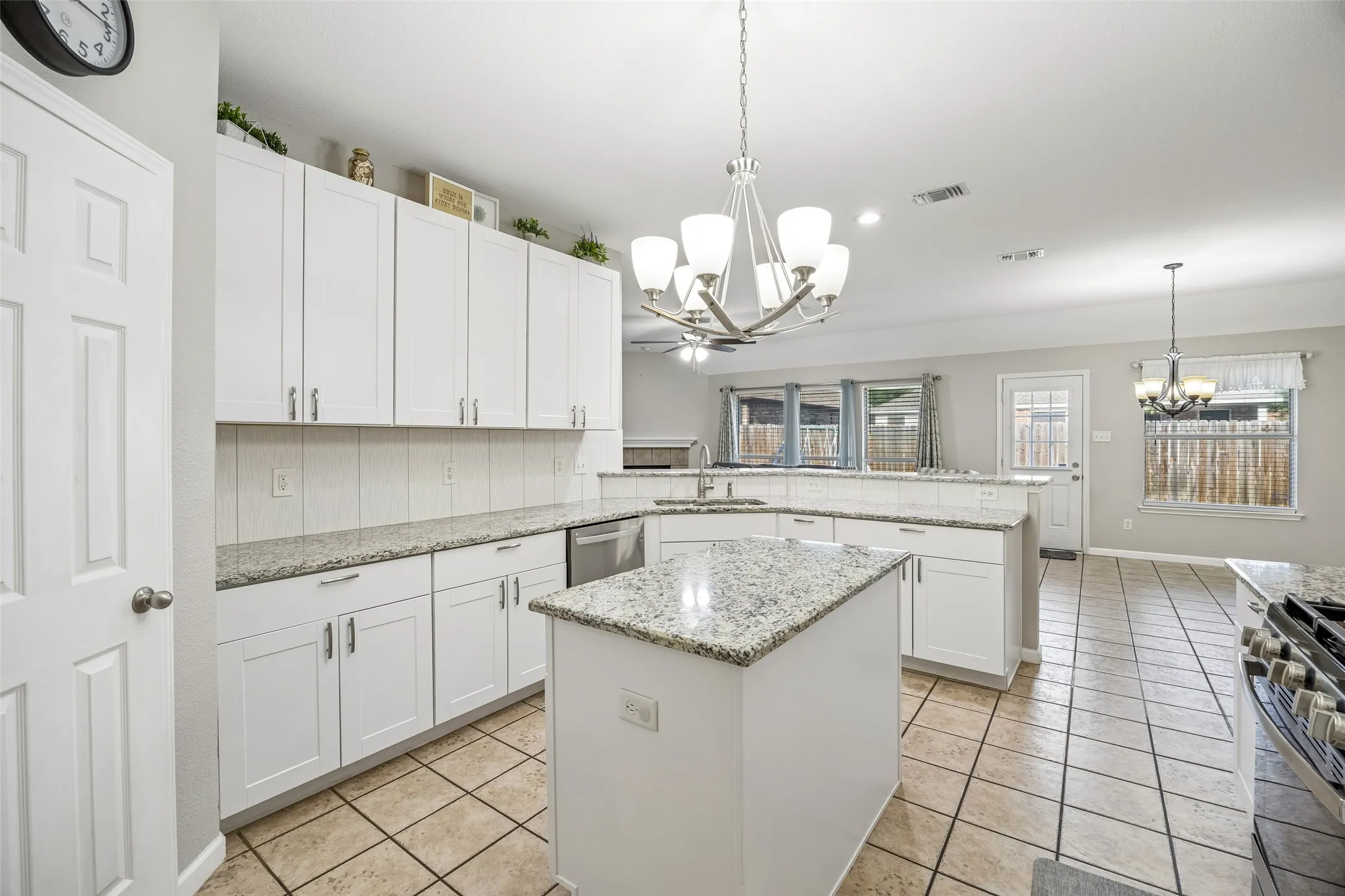 Single Family Residence For Sale in Tarrant County , 949 Chestnut Lane, Saginaw, Texas 76179, 4 Bedroom, 3 Bathroom, 2 Garage spaces, 2,796 Sqft, built in 2004, mls#21305236, Real Estate Agent in Saginaw, Homes For Sale in Tarrant county, Homes For Sale in Saginaw, Realtor in Saginaw Texas, Real Estate Brokerage Independent Realty Texas, Luminita Cordes Realtor