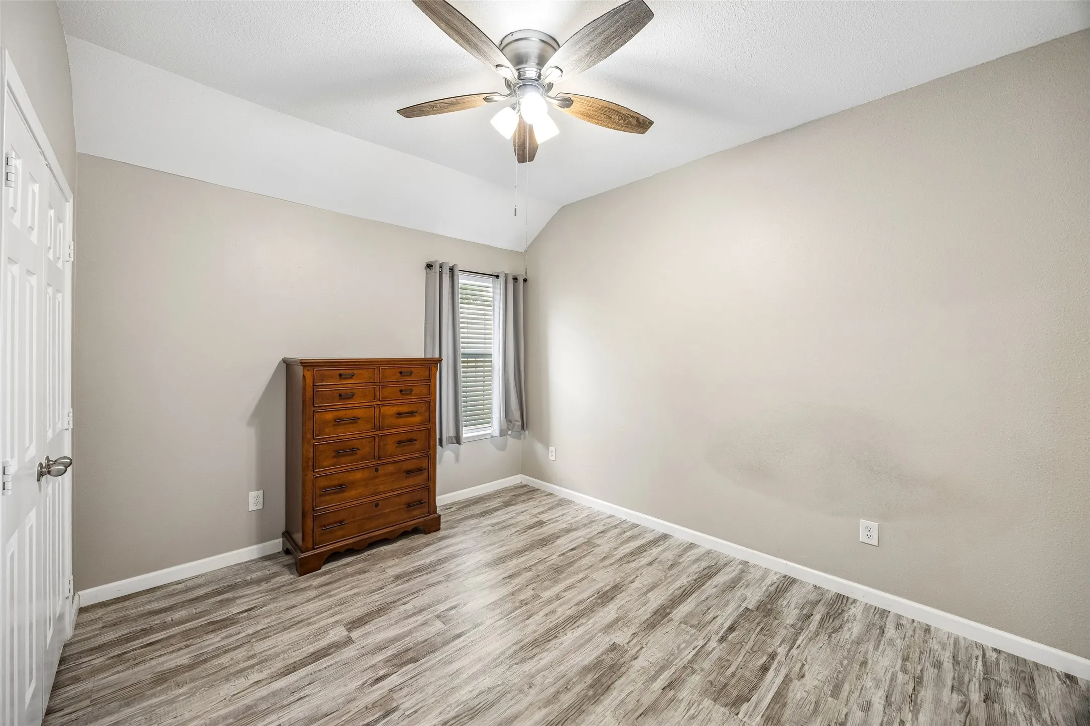 Single Family Residence For Sale in Tarrant County , 949 Chestnut Lane, Saginaw, Texas 76179, 4 Bedroom, 3 Bathroom, 2 Garage spaces, 2,796 Sqft, built in 2004, mls#21305236, Real Estate Agent in Saginaw, Homes For Sale in Tarrant county, Homes For Sale in Saginaw, Realtor in Saginaw Texas, Real Estate Brokerage Independent Realty Texas, Luminita Cordes Realtor