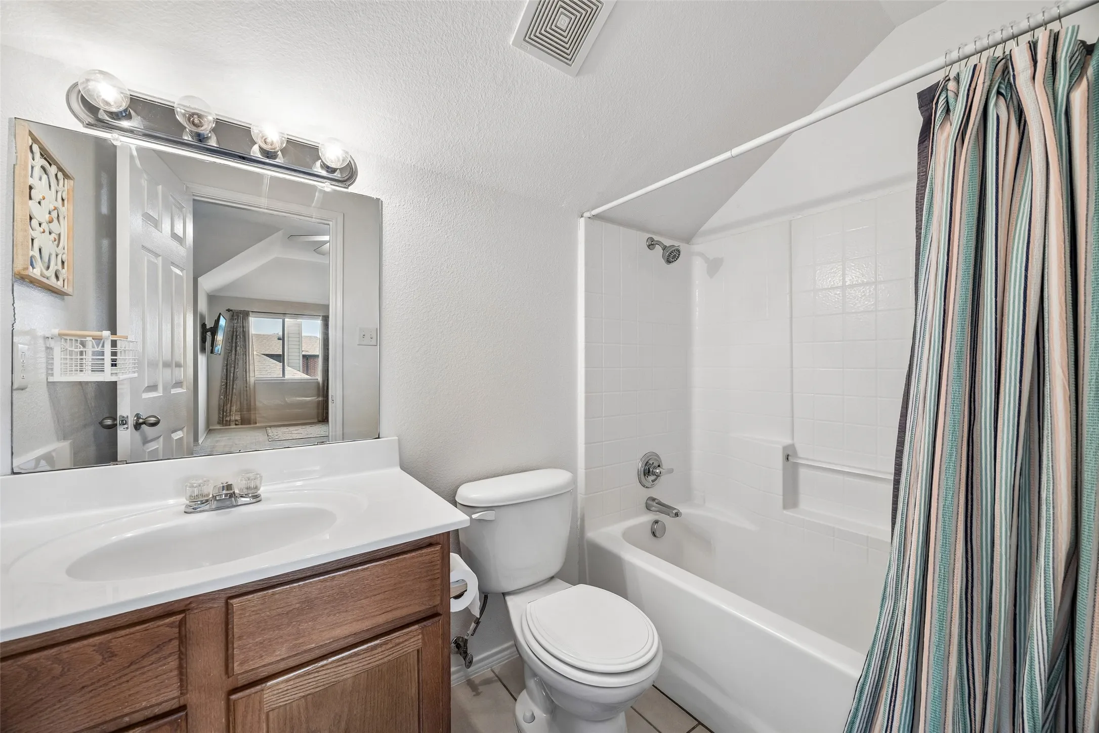 Single Family Residence For Sale in Tarrant County , 949 Chestnut Lane, Saginaw, Texas 76179, 4 Bedroom, 3 Bathroom, 2 Garage spaces, 2,796 Sqft, built in 2004, mls#21305236, Real Estate Agent in Saginaw, Homes For Sale in Tarrant county, Homes For Sale in Saginaw, Realtor in Saginaw Texas, Real Estate Brokerage Independent Realty Texas, Luminita Cordes Realtor