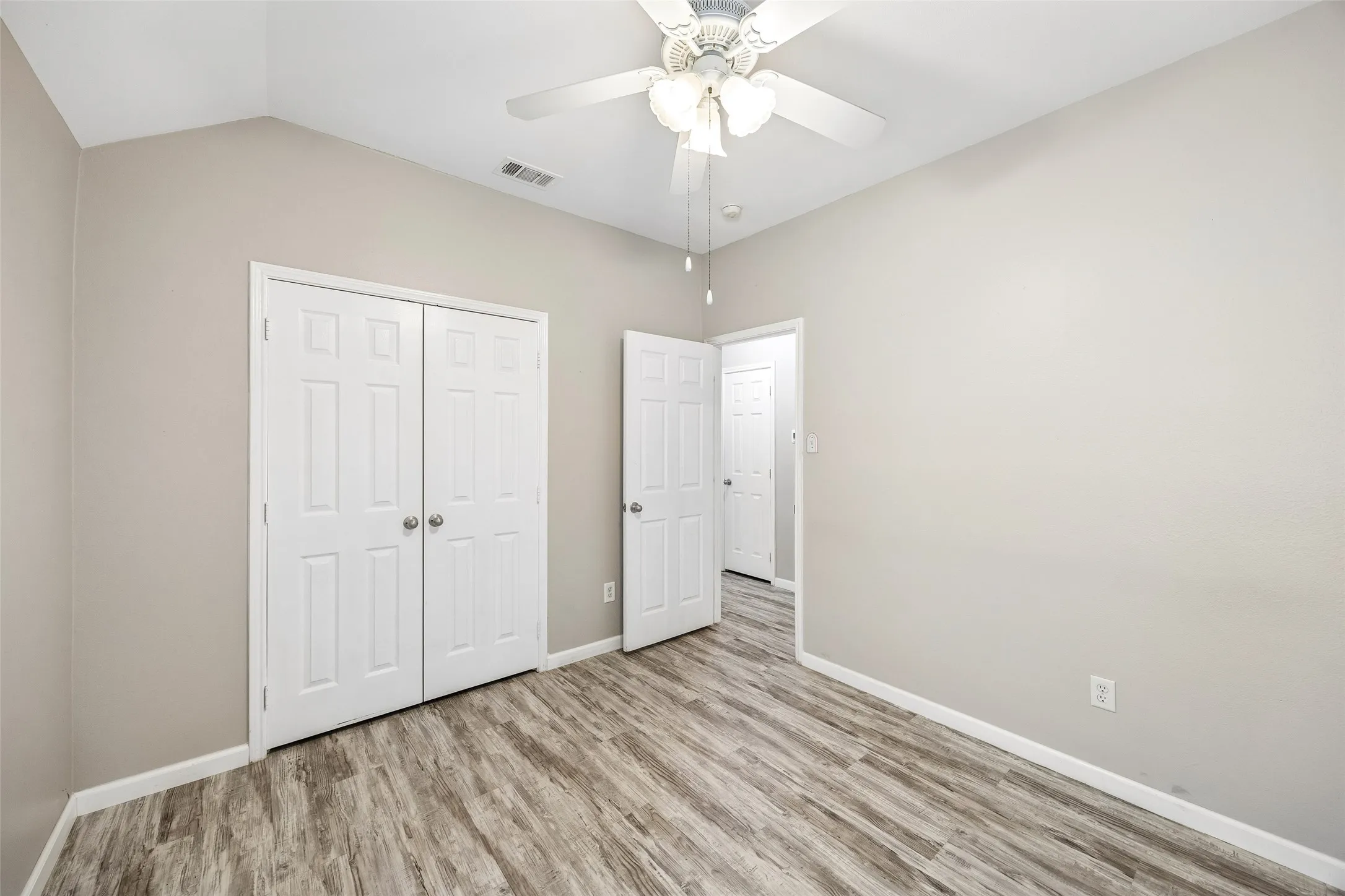 Single Family Residence For Sale in Tarrant County , 949 Chestnut Lane, Saginaw, Texas 76179, 4 Bedroom, 3 Bathroom, 2 Garage spaces, 2,796 Sqft, built in 2004, mls#21305236, Real Estate Agent in Saginaw, Homes For Sale in Tarrant county, Homes For Sale in Saginaw, Realtor in Saginaw Texas, Real Estate Brokerage Independent Realty Texas, Luminita Cordes Realtor