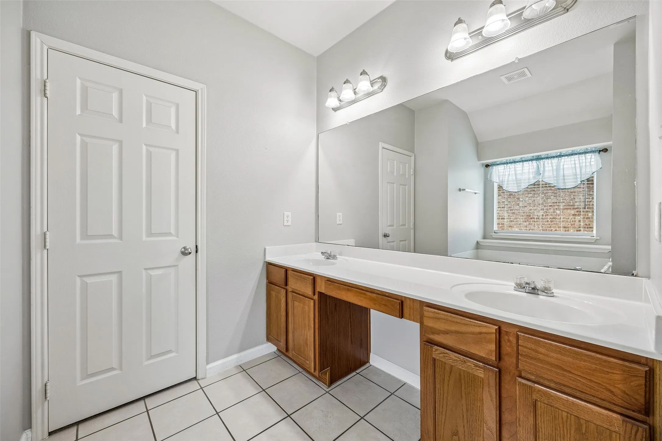 Single Family Residence For Sale in Tarrant County , 949 Chestnut Lane, Saginaw, Texas 76179, 4 Bedroom, 3 Bathroom, 2 Garage spaces, 2,796 Sqft, built in 2004, mls#21305236, Real Estate Agent in Saginaw, Homes For Sale in Tarrant county, Homes For Sale in Saginaw, Realtor in Saginaw Texas, Real Estate Brokerage Independent Realty Texas, Luminita Cordes Realtor