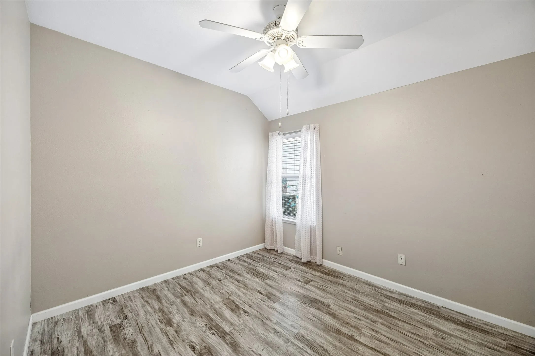 Single Family Residence For Sale in Tarrant County , 949 Chestnut Lane, Saginaw, Texas 76179, 4 Bedroom, 3 Bathroom, 2 Garage spaces, 2,796 Sqft, built in 2004, mls#21305236, Real Estate Agent in Saginaw, Homes For Sale in Tarrant county, Homes For Sale in Saginaw, Realtor in Saginaw Texas, Real Estate Brokerage Independent Realty Texas, Luminita Cordes Realtor
