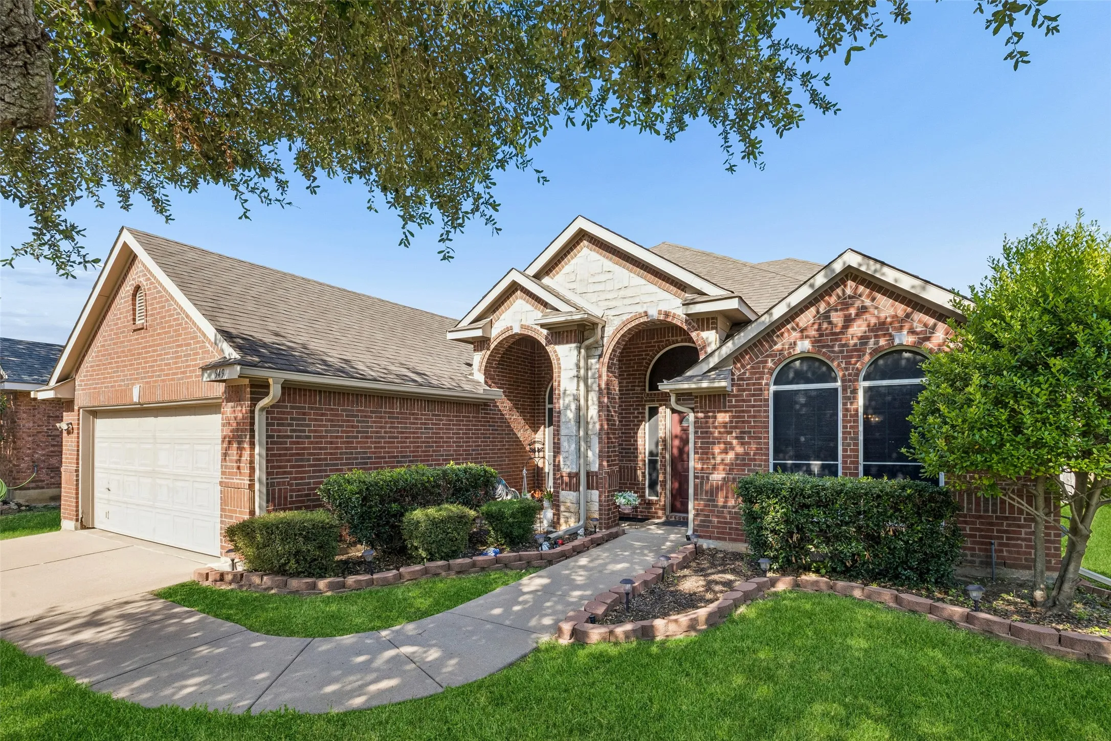 Single Family Residence For Sale in Tarrant County , 949 Chestnut Lane, Saginaw, Texas 76179, 4 Bedroom, 3 Bathroom, 2 Garage spaces, 2,796 Sqft, built in 2004, mls#21305236, Real Estate Agent in Saginaw, Homes For Sale in Tarrant county, Homes For Sale in Saginaw, Realtor in Saginaw Texas, Real Estate Brokerage Independent Realty Texas, Luminita Cordes Realtor