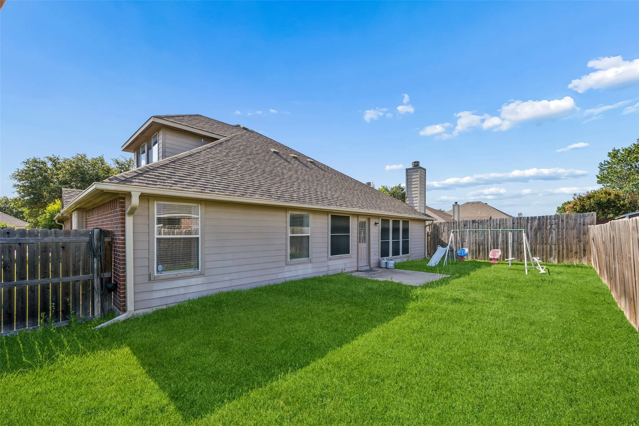 Single Family Residence For Sale in Tarrant County , 949 Chestnut Lane, Saginaw, Texas 76179, 4 Bedroom, 3 Bathroom, 2 Garage spaces, 2,796 Sqft, built in 2004, mls#21305236, Real Estate Agent in Saginaw, Homes For Sale in Tarrant county, Homes For Sale in Saginaw, Realtor in Saginaw Texas, Real Estate Brokerage Independent Realty Texas, Luminita Cordes Realtor