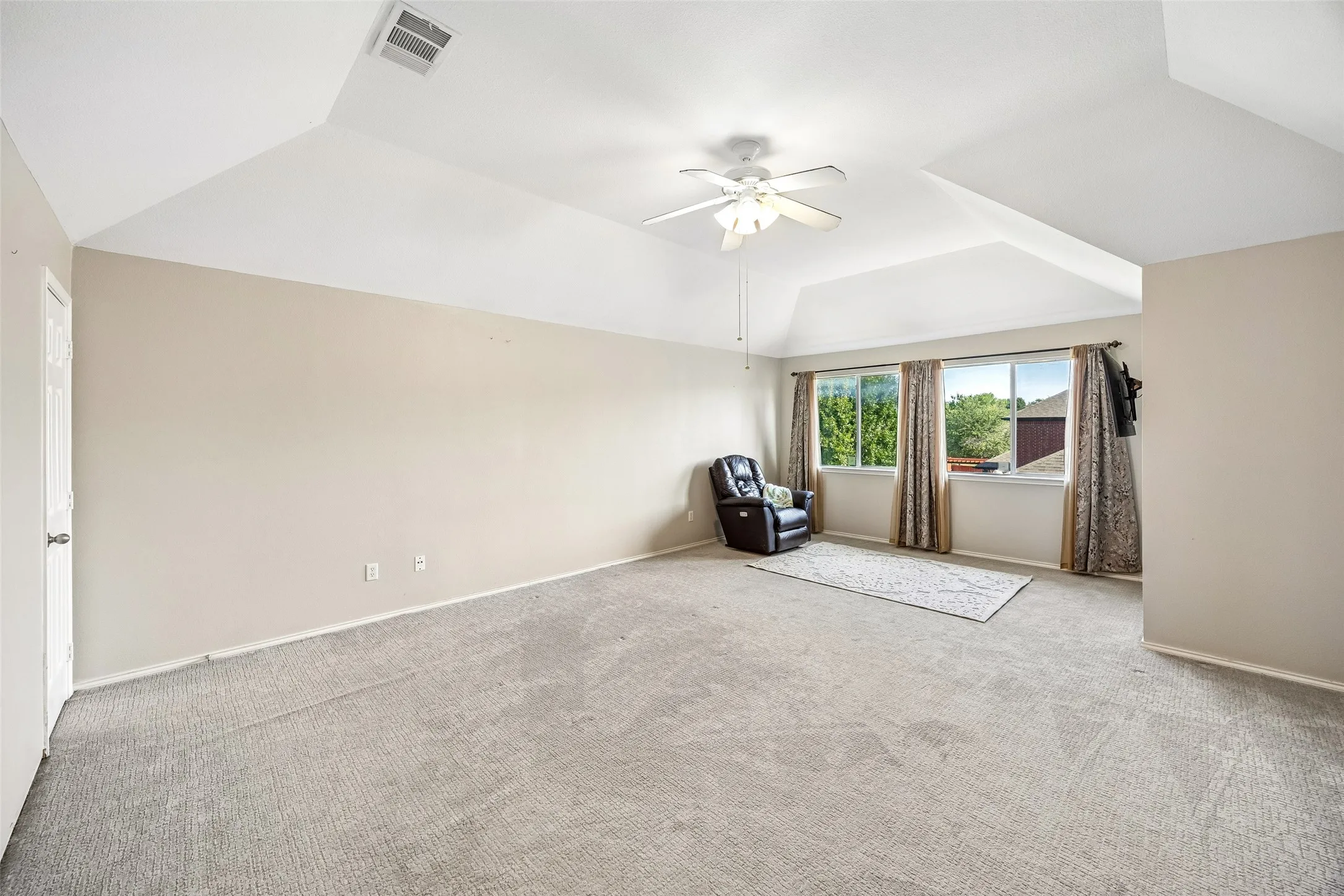 Single Family Residence For Sale in Tarrant County , 949 Chestnut Lane, Saginaw, Texas 76179, 4 Bedroom, 3 Bathroom, 2 Garage spaces, 2,796 Sqft, built in 2004, mls#21305236, Real Estate Agent in Saginaw, Homes For Sale in Tarrant county, Homes For Sale in Saginaw, Realtor in Saginaw Texas, Real Estate Brokerage Independent Realty Texas, Luminita Cordes Realtor