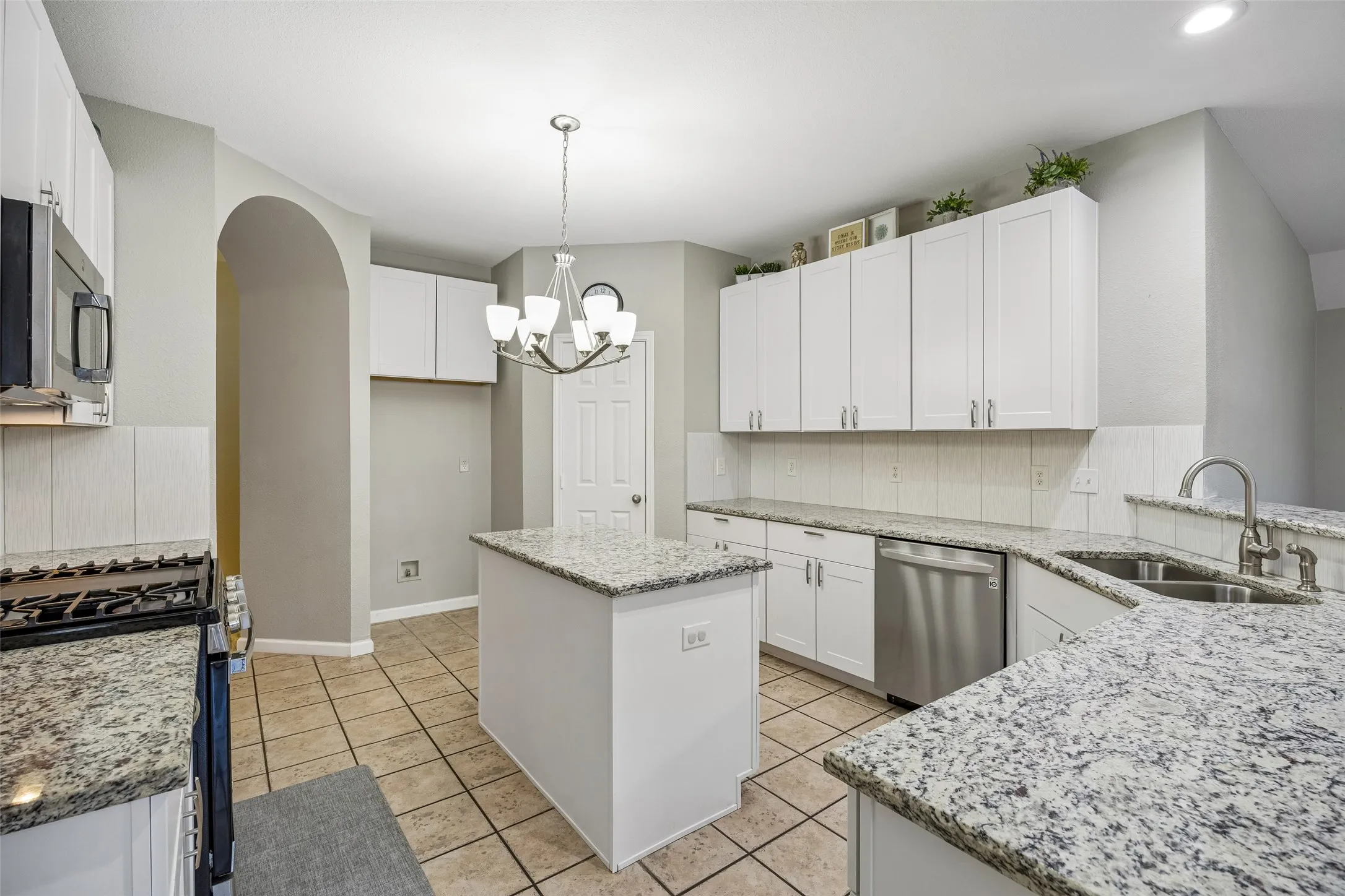 Single Family Residence For Sale in Tarrant County , 949 Chestnut Lane, Saginaw, Texas 76179, 4 Bedroom, 3 Bathroom, 2 Garage spaces, 2,796 Sqft, built in 2004, mls#21305236, Real Estate Agent in Saginaw, Homes For Sale in Tarrant county, Homes For Sale in Saginaw, Realtor in Saginaw Texas, Real Estate Brokerage Independent Realty Texas, Luminita Cordes Realtor