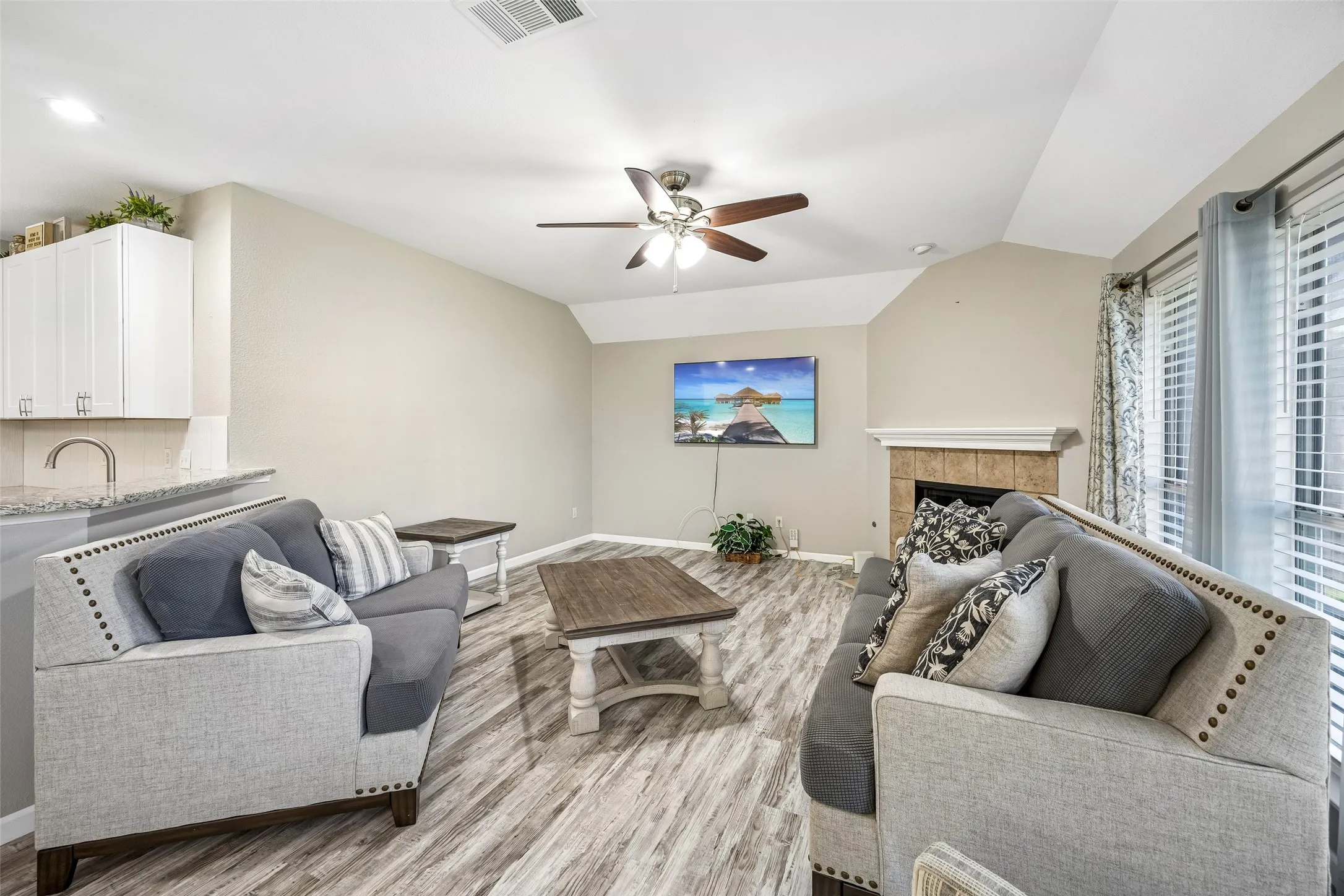 Single Family Residence For Sale in Tarrant County , 949 Chestnut Lane, Saginaw, Texas 76179, 4 Bedroom, 3 Bathroom, 2 Garage spaces, 2,796 Sqft, built in 2004, mls#21305236, Real Estate Agent in Saginaw, Homes For Sale in Tarrant county, Homes For Sale in Saginaw, Realtor in Saginaw Texas, Real Estate Brokerage Independent Realty Texas, Luminita Cordes Realtor