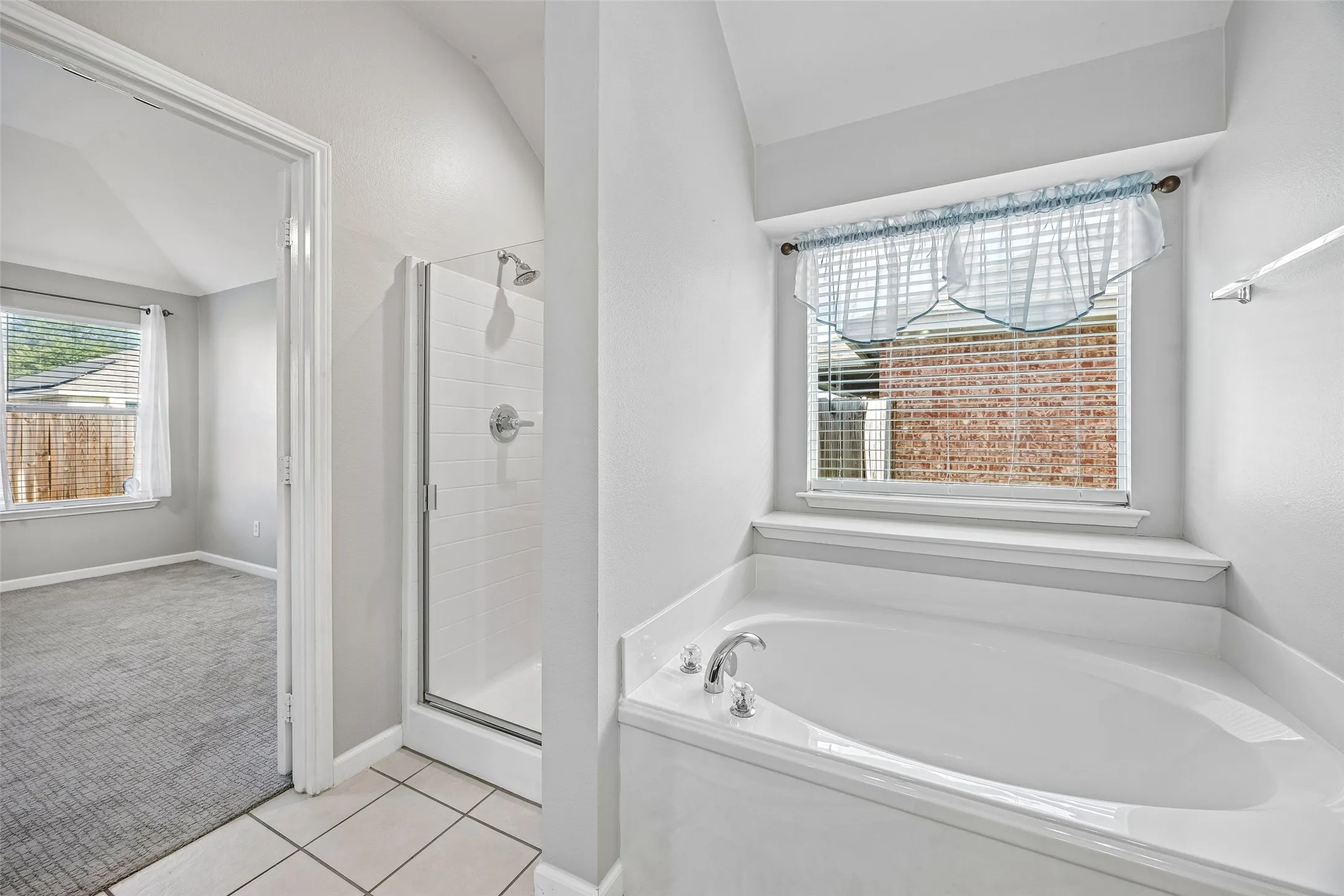 Single Family Residence For Sale in Tarrant County , 949 Chestnut Lane, Saginaw, Texas 76179, 4 Bedroom, 3 Bathroom, 2 Garage spaces, 2,796 Sqft, built in 2004, mls#21305236, Real Estate Agent in Saginaw, Homes For Sale in Tarrant county, Homes For Sale in Saginaw, Realtor in Saginaw Texas, Real Estate Brokerage Independent Realty Texas, Luminita Cordes Realtor