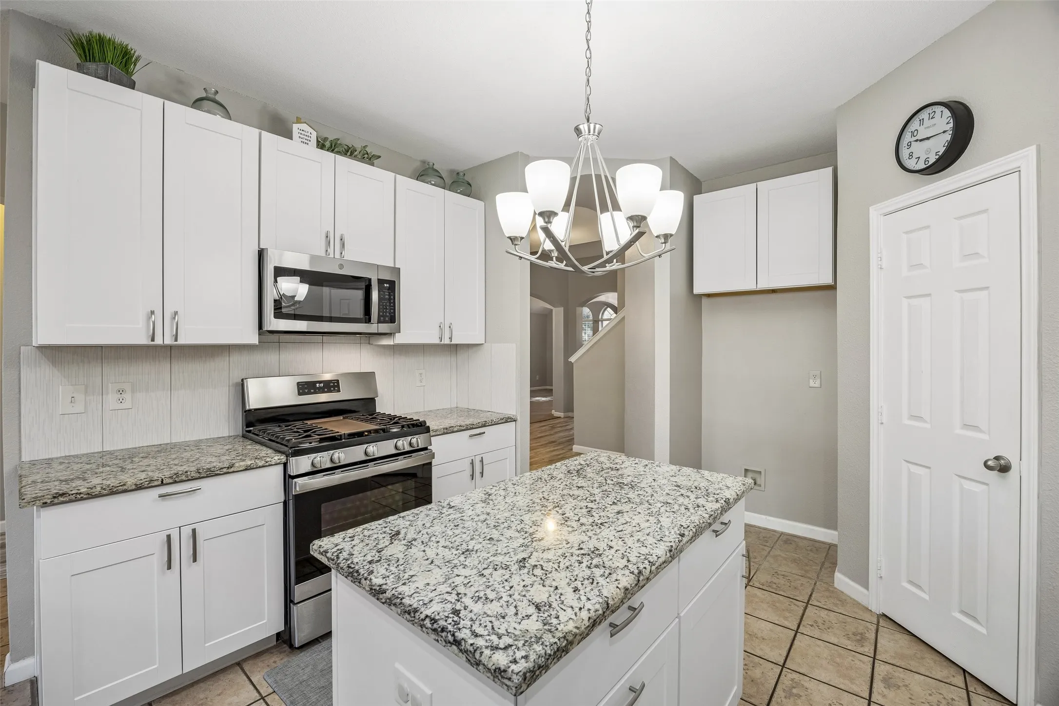 Single Family Residence For Sale in Tarrant County , 949 Chestnut Lane, Saginaw, Texas 76179, 4 Bedroom, 3 Bathroom, 2 Garage spaces, 2,796 Sqft, built in 2004, mls#21305236, Real Estate Agent in Saginaw, Homes For Sale in Tarrant county, Homes For Sale in Saginaw, Realtor in Saginaw Texas, Real Estate Brokerage Independent Realty Texas, Luminita Cordes Realtor