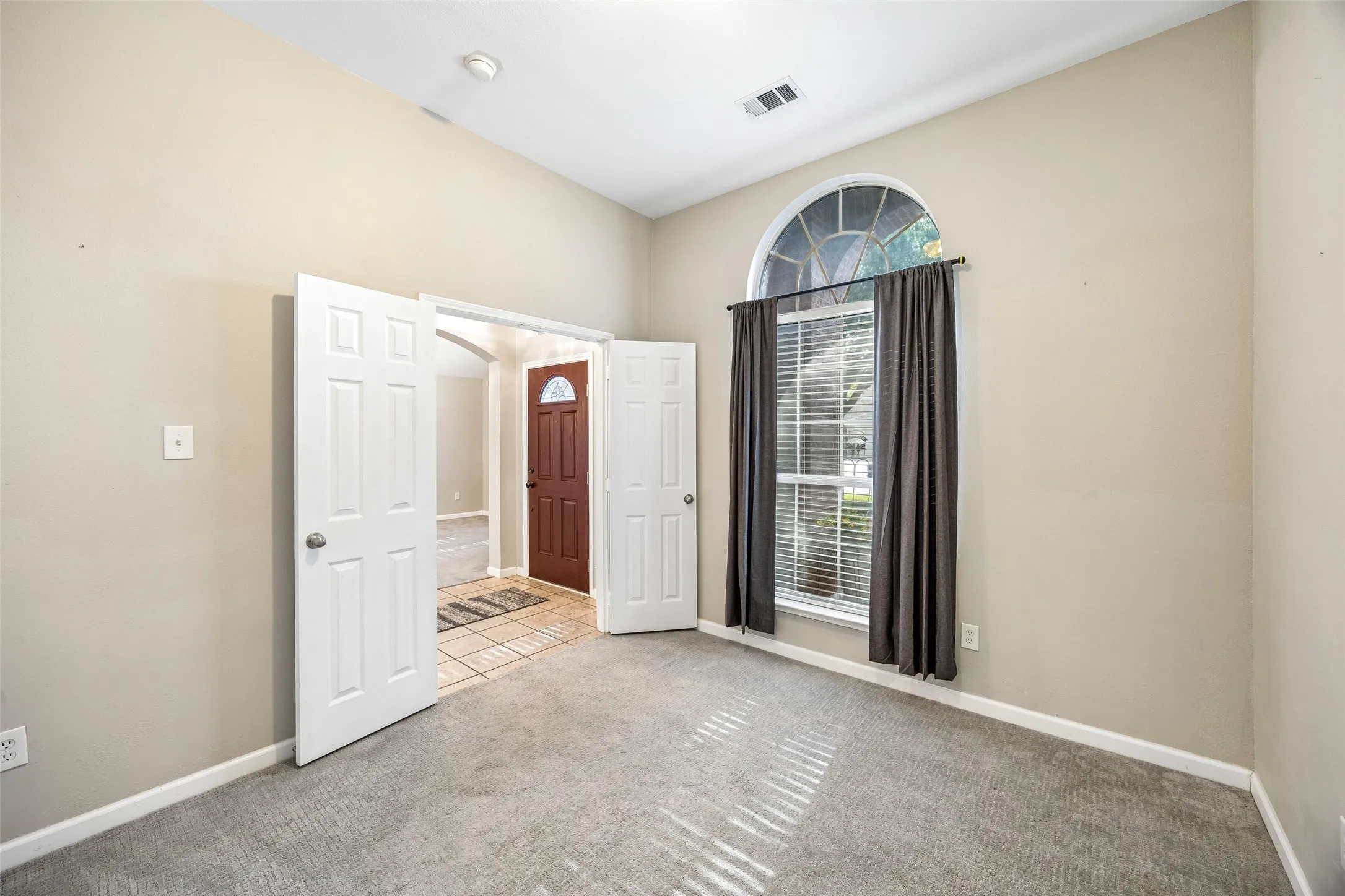 Single Family Residence For Sale in Tarrant County , 949 Chestnut Lane, Saginaw, Texas 76179, 4 Bedroom, 3 Bathroom, 2 Garage spaces, 2,796 Sqft, built in 2004, mls#21305236, Real Estate Agent in Saginaw, Homes For Sale in Tarrant county, Homes For Sale in Saginaw, Realtor in Saginaw Texas, Real Estate Brokerage Independent Realty Texas, Luminita Cordes Realtor