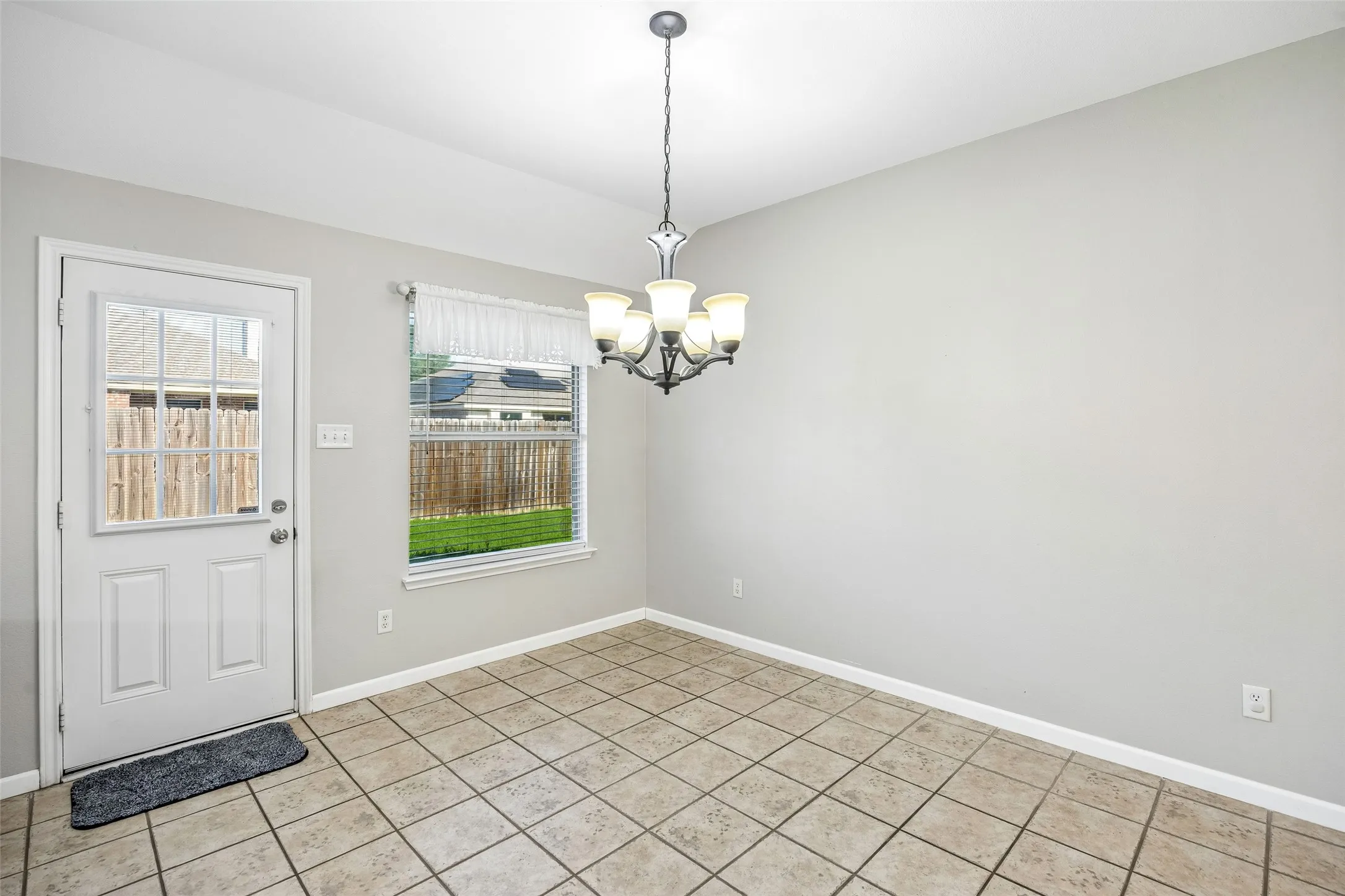 Single Family Residence For Sale in Tarrant County , 949 Chestnut Lane, Saginaw, Texas 76179, 4 Bedroom, 3 Bathroom, 2 Garage spaces, 2,796 Sqft, built in 2004, mls#21305236, Real Estate Agent in Saginaw, Homes For Sale in Tarrant county, Homes For Sale in Saginaw, Realtor in Saginaw Texas, Real Estate Brokerage Independent Realty Texas, Luminita Cordes Realtor