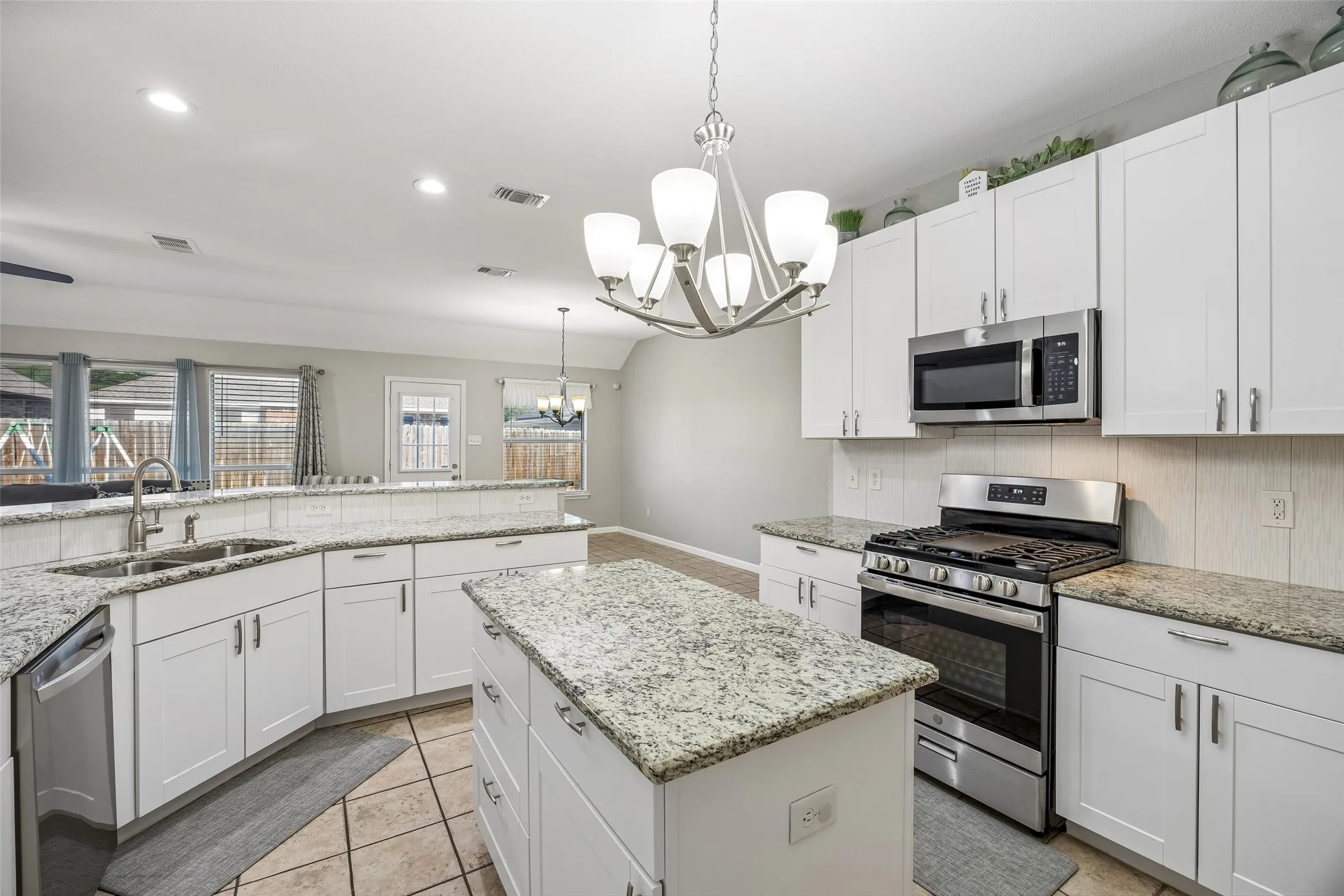 Single Family Residence For Sale in Tarrant County , 949 Chestnut Lane, Saginaw, Texas 76179, 4 Bedroom, 3 Bathroom, 2 Garage spaces, 2,796 Sqft, built in 2004, mls#21305236, Real Estate Agent in Saginaw, Homes For Sale in Tarrant county, Homes For Sale in Saginaw, Realtor in Saginaw Texas, Real Estate Brokerage Independent Realty Texas, Luminita Cordes Realtor