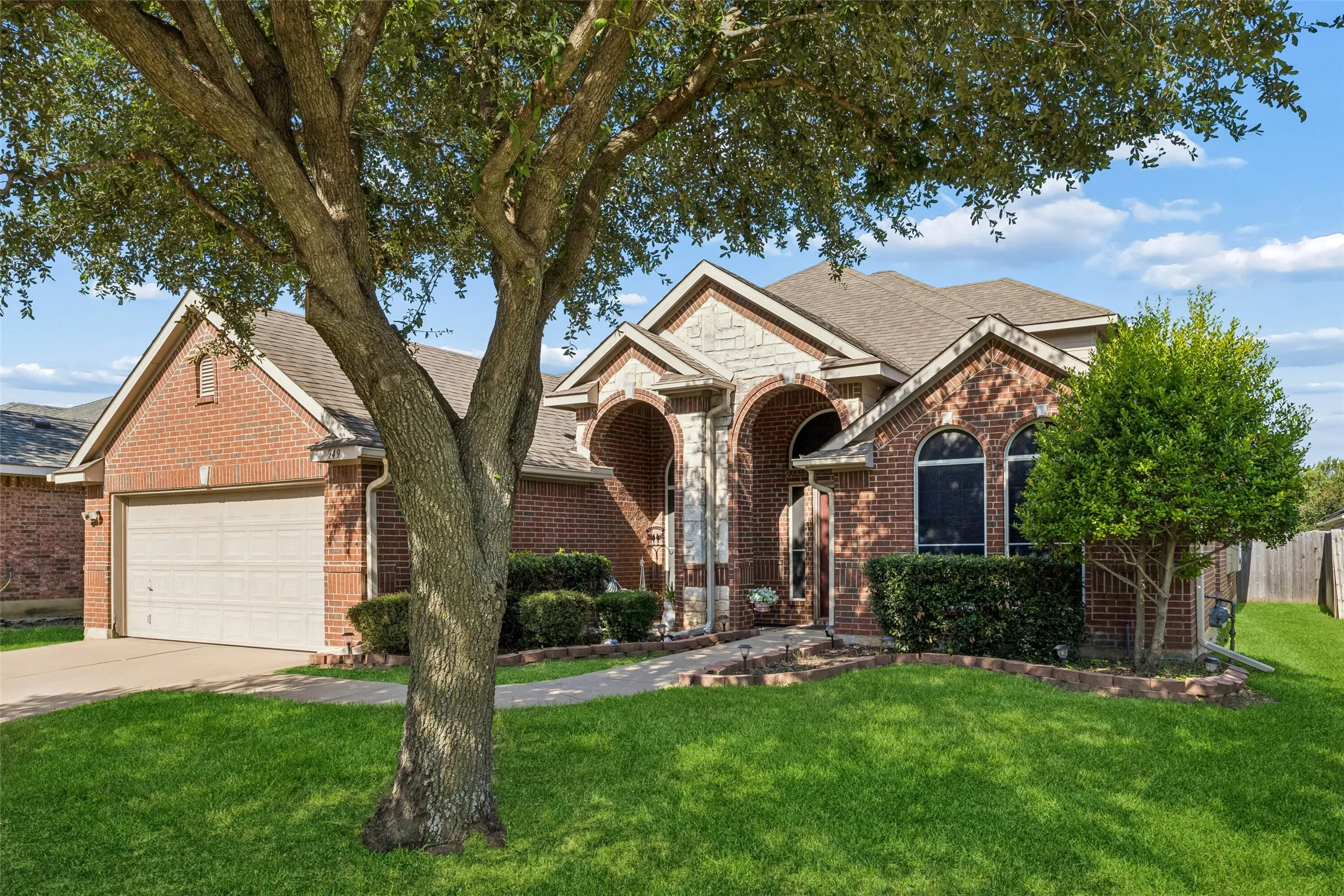 Single Family Residence For Sale in Tarrant County , 949 Chestnut Lane, Saginaw, Texas 76179, 4 Bedroom, 3 Bathroom, 2 Garage spaces, 2,796 Sqft, built in 2004, mls#21305236, Real Estate Agent in Saginaw, Homes For Sale in Tarrant county, Homes For Sale in Saginaw, Realtor in Saginaw Texas, Real Estate Brokerage Independent Realty Texas, Luminita Cordes Realtor