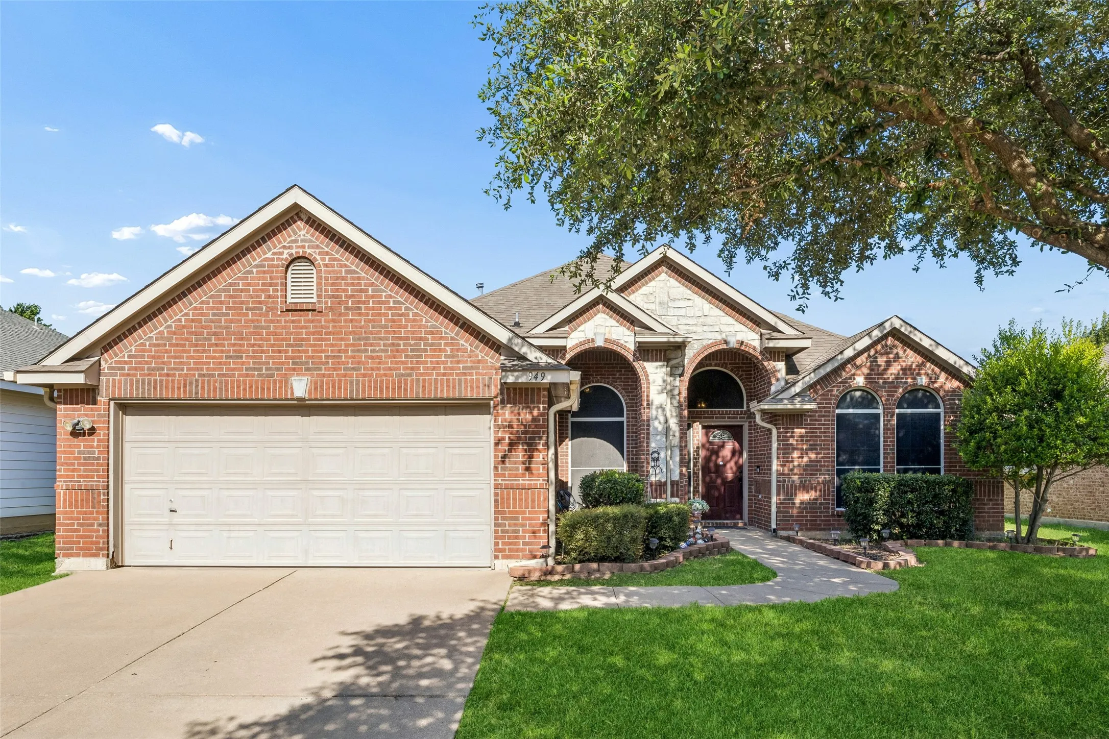 Single Family Residence For Sale in Tarrant County , 949 Chestnut Lane, Saginaw, Texas 76179, 4 Bedroom, 3 Bathroom, 2 Garage spaces, 2,796 Sqft, built in 2004, mls#21305236, Real Estate Agent in Saginaw, Homes For Sale in Tarrant county, Homes For Sale in Saginaw, Realtor in Saginaw Texas, Real Estate Brokerage Independent Realty Texas, Luminita Cordes Realtor