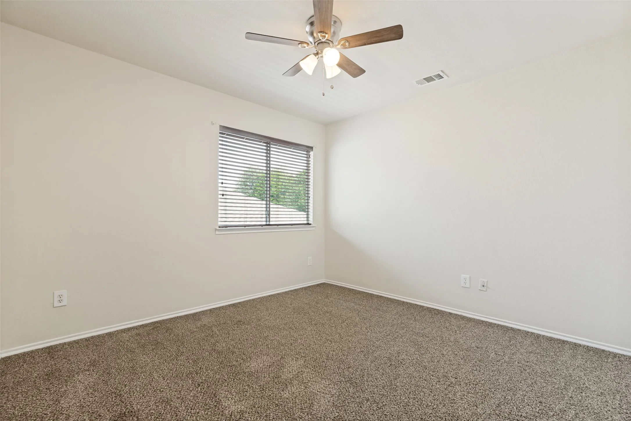 Single Family Residence For Sale in Collin County , 728 Mahogany Drive, Anna, Texas 75409, 3 Bedroom, 3 Bathroom, 2 Garage spaces, 2,196 Sqft, built in 2007, mls#21303809, Real Estate Agent in Anna, Homes For Sale in Collin county, Homes For Sale in Anna, Realtor in Anna Texas, Real Estate Brokerage Independent Realty Texas, Luminita Cordes Realtor